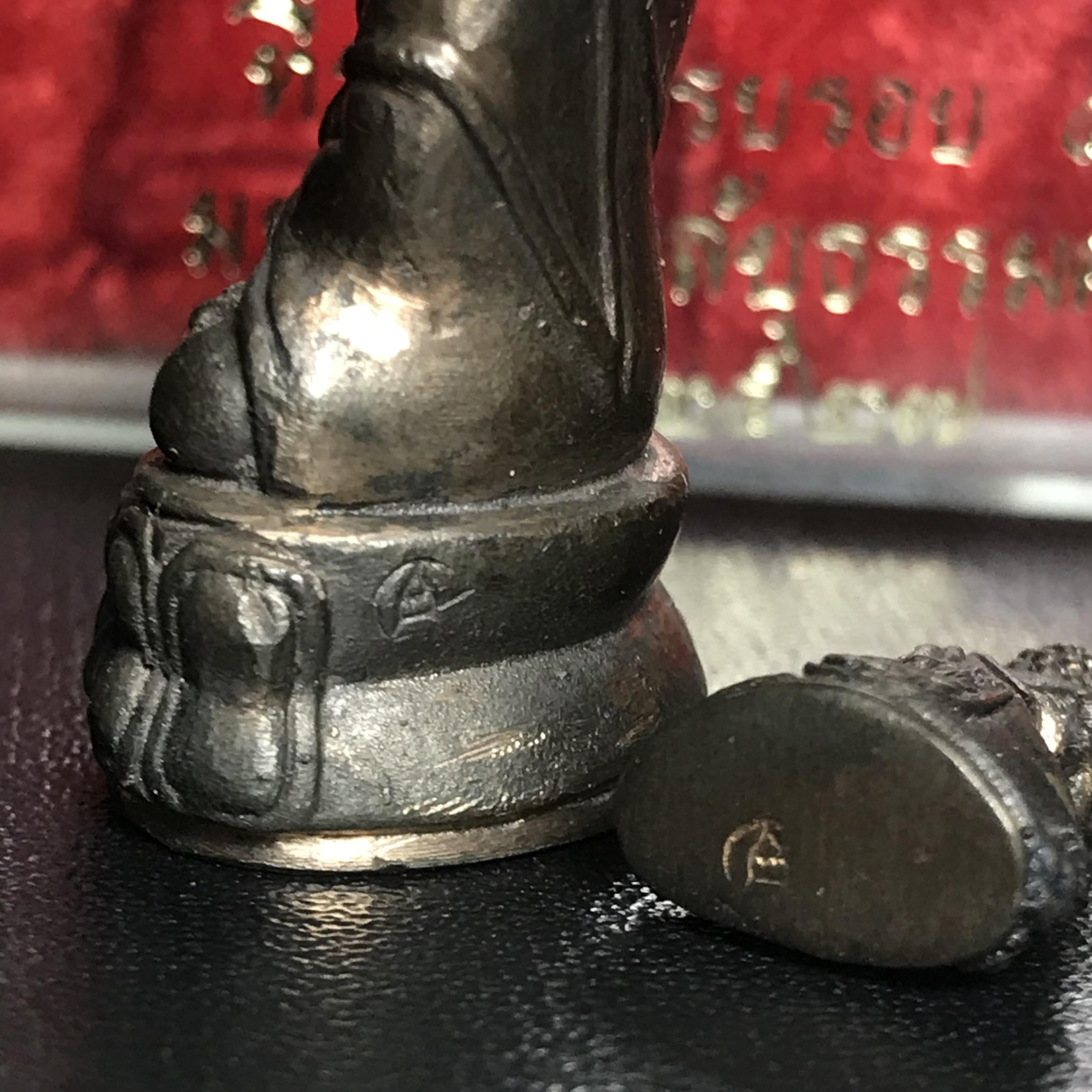 พระกริ่ง-พระชัยวัฒน์ ภปร. ธรรมศาสตร์ 50ปี เนื้อนวโลหะ ปี2527(ในหลวงรัชกาลที่9 เสด็จเททอง)(หายาก)(1ใน677ชุด)