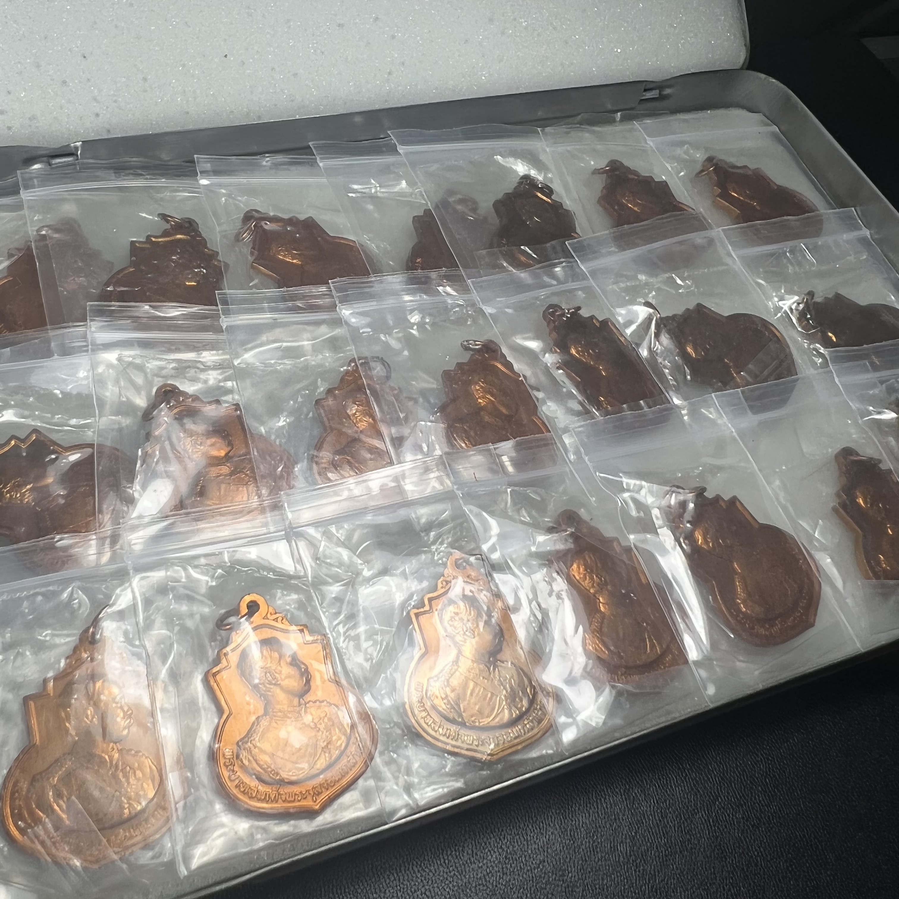 เหรียญที่ระลึกรัชกาลที่ 5 รุ่น ครบ 108 ปี โรงเรียนนายร้อยพระจุลจอมเกล้า ปี 2538 เหรียญเสมาเนื้อทองแดง (คัดสภาพสวยซีนซองเดิม ผิวเดิมสวยมาก) ผลิตโดย กองกษาปณ์ กรมธนารักษ์ สมเด็จพระญาณสังวร สมเด็จพระสังฆราช วัดบวรนิเวศวิหาร ทรงเป็นประธาน(นิยม พิธีใหญ่)