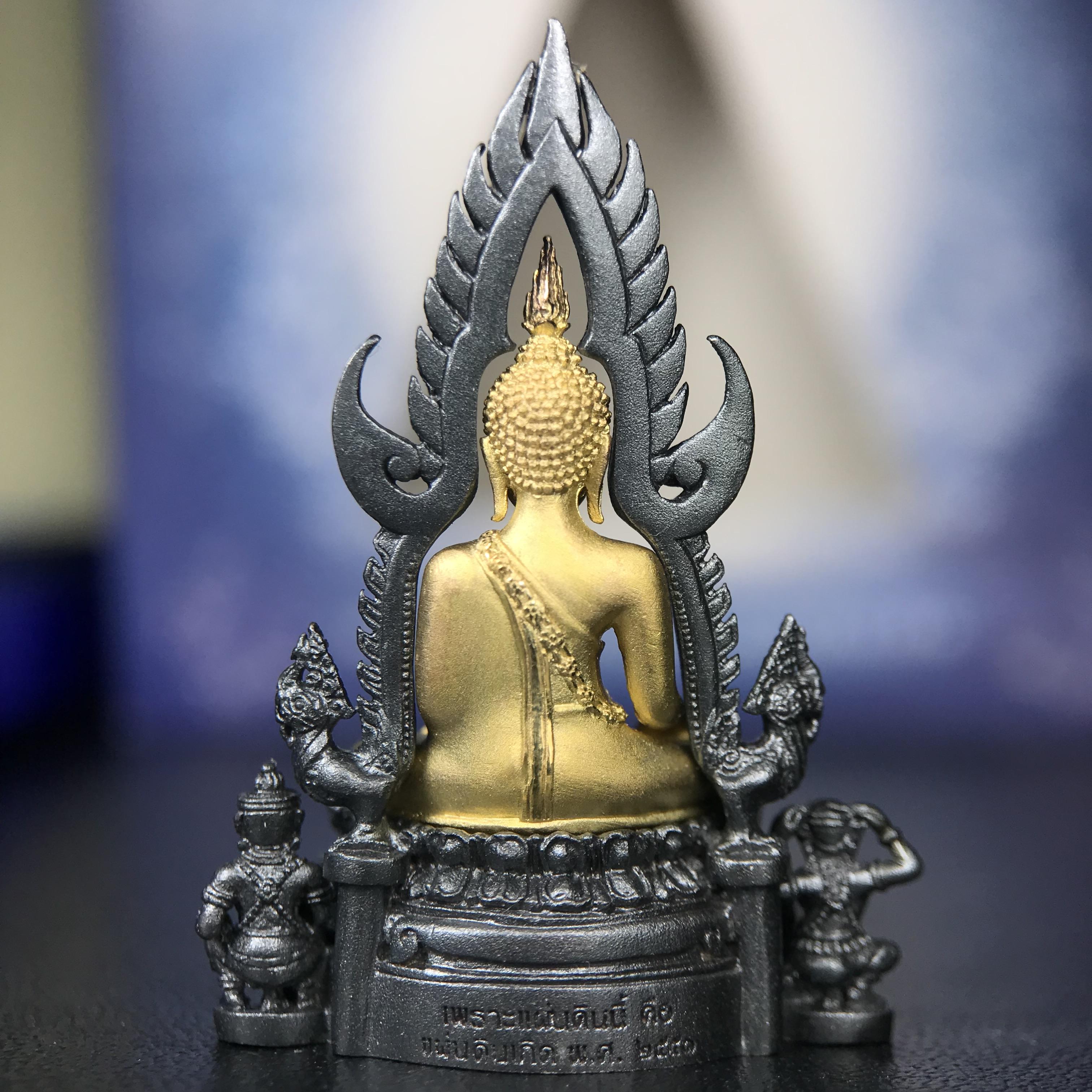 พระพุทธชินราช ภปร. โครงการ เพราะแผ่นดินนี้คือแผ่นดินเกิด เนื้อเงินชุบทองคำซุ้มรมดำ ปี2551 ขนาดหน้าตัก1/2นิ้ว(3.5*2.5 ซม.)ประกอบพิธี ณ พระอุโบสถ วัดพระศรีรัตนศาสดาราม(วัดพระแก้ว)และพระวิหารวัดพระศรีรัตนมหาธาตุวรมหาวิหาร(จ.พิษณุโลก)(สวยงามหายาก)1ใน5000องค์