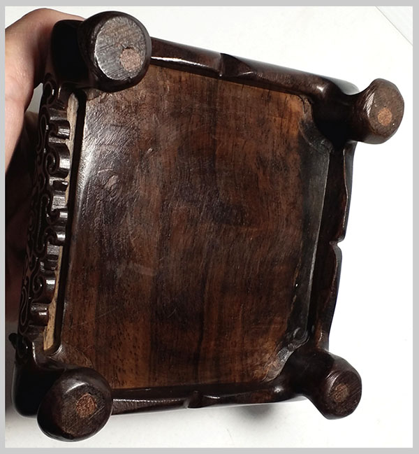 กี๋ ตั่งหรือฐานไม้ สี่เหลี่ยมมีซุ้มรั้ว หน้าท๊อป7.1cm ตัวละ