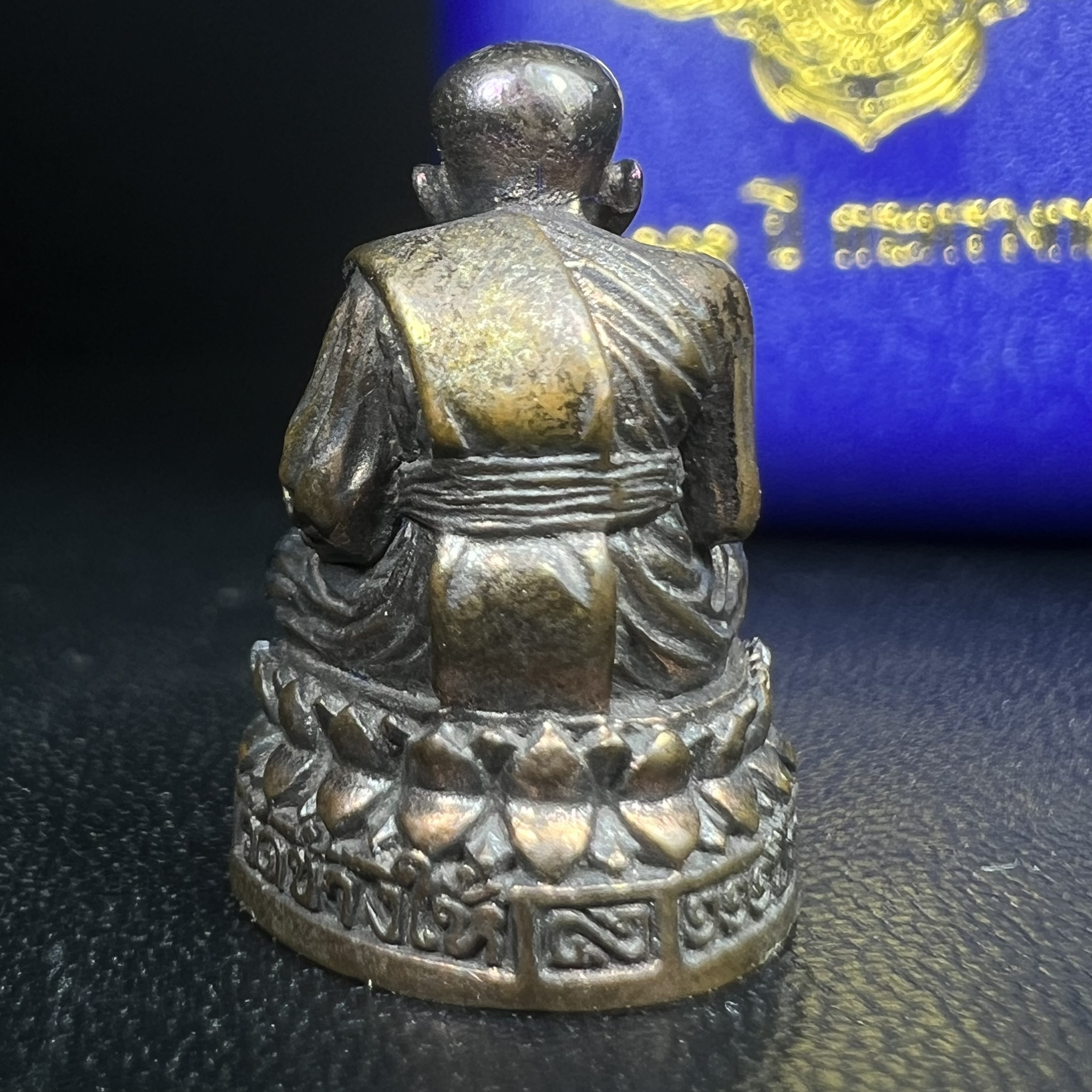 รูปเหมือนหล่อลอยองค์หลวงปู่ทวด รุ่น 111ปี กระทรวงกลาโหม เนื้อนวโลหะรมดำ-ปัดเงา ปี2540 พิธีใหญ่ เข้มขลัง นิยม พร้อมกล่องบรรจุเดิม(คัดสภาพสวยผิวเทพๆผิวรุ้งๆ)ทั้งพิธีทั้งพุทธศิลป์ทรงคุณค่าอีกหนึ่งรุ่นยอดนิยม