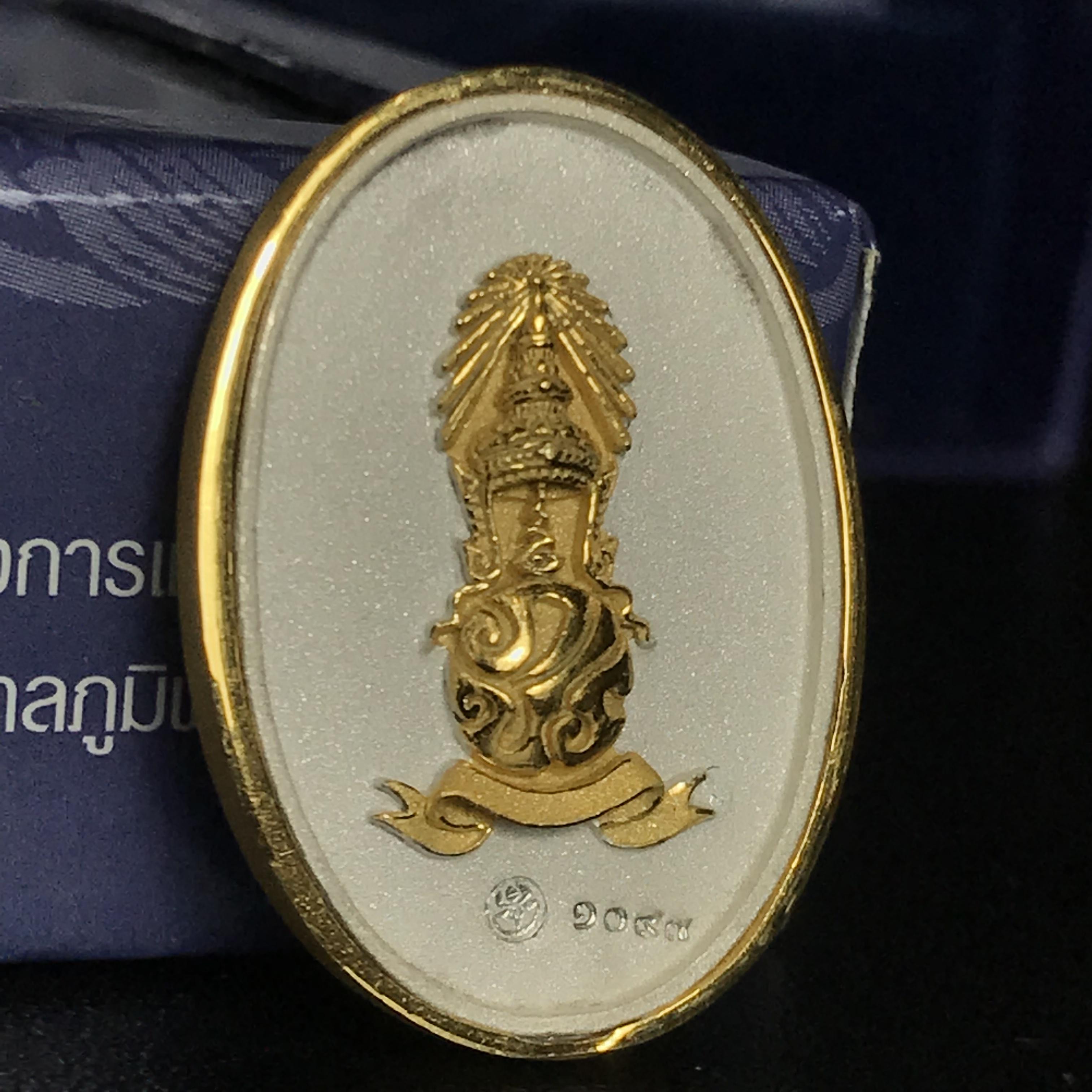 พระแก้วมรกต ภปร. ปี2547 จัดสร้างโดย รพ.ภูมิพลฯ เนื้อเงิน(3 กษัตริย์)เหรียญทรงกลมรี(1ใน3000องค์)