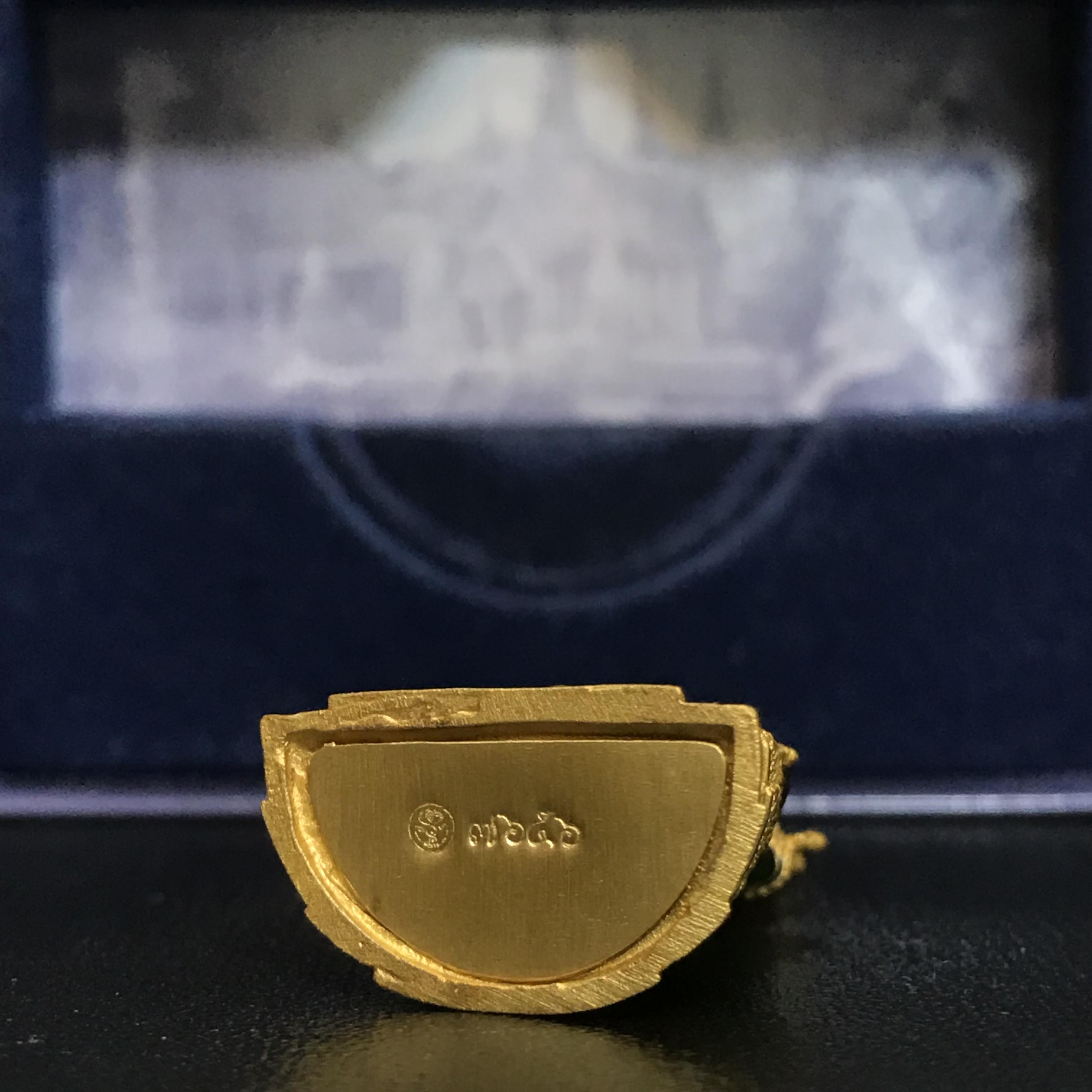 พระแก้วมรกต ภปร. ปี2547 จัดสร้างโดย รพ.ภูมิพลฯ เนื้อเรซิ่นหุ้มทองคำลอยองค์ หน้าตัก 1/2 นิ้ว