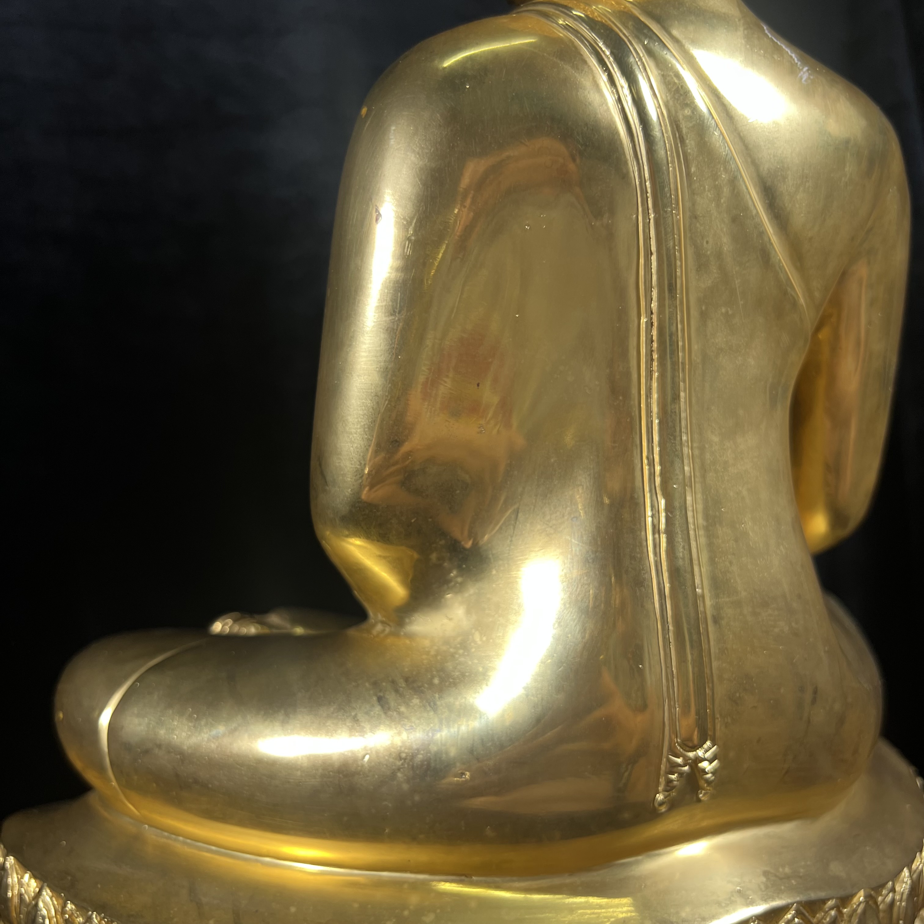 พระบูชาพระพุทธศิรมงคล ภปร. วัตถุมงคลคุ้มเกล้า ปี 2524 ของมูลนิธิคุ้มเกล้า โรงพยาบาลภูมิพลจัดสร้าง ขนาดหน้าตัก 9นิ้ว(ในหลวงรัชกาลที่9 ทรงจุดไฟพระฤกษ์และเททอง พิธีใหญ่)ยอดนิยมหายาก