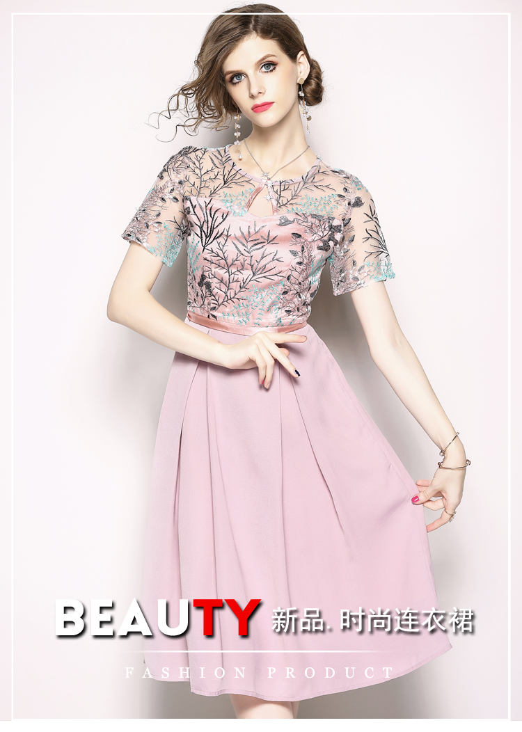 ชุดเดรสสั้นเสื้อผ้าโปร่งปักลายดอกไม้ ใบไม้สีชมพูผสมฟ้าอมเขียวและสีเงิน กระโปรงทรงเอจับจีบผ้าชีฟองสีชมพูกะปิ สวยหรู