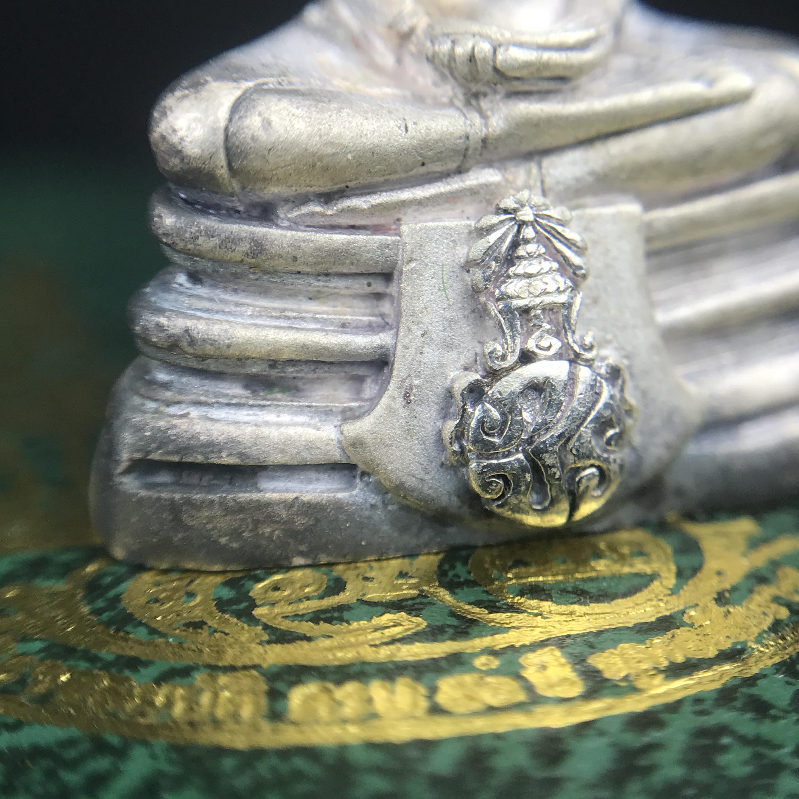 พระพุทธโสธร ภปร. รุ่นย้อนยุค สร้างพระอุโบสถ สมาคมชาวฉะเชิงเทรา จัดสร้าง ปี 2539 วโรกาสครองสิริราชสมบัติครบ 50 ปี เนื้อเงินทรายนวลขัดเงาบางส่วน(ผิวเดิม) พร้อมกล่องบรรจุและใบรับรองเดิม