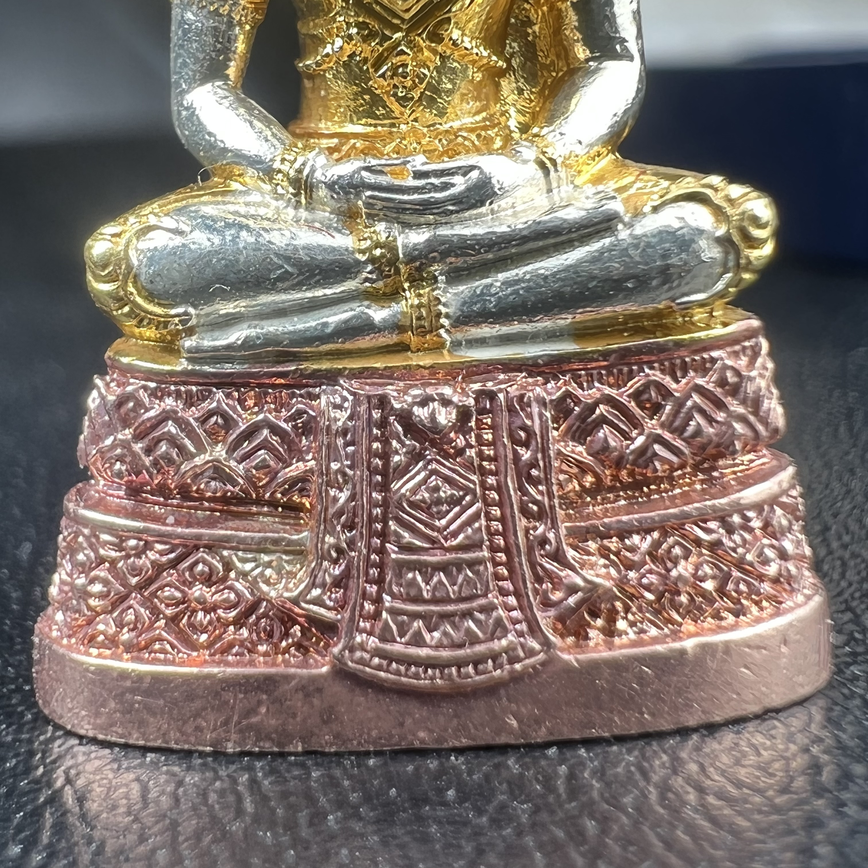 พระแก้วมรกต กรมสรรพสามิตจัดสร้างขึ้นเนื่องในโอกาสครบรอบ 64 ปีของกรมสรรพสามิต และเนื่องในวโรกาสที่พระบาทสมเด็จพระเจ้าอยู่หัวทรงครองราชย์ครบ 50 ปีในปีกาญจนาภิเษก เมื่อ พ.ศ.2539 เนื้อเงินรมดำขัดเงา(ชุบสามกษัตริย์ใหม่)พร้อมกล่องบรรจุเดิม