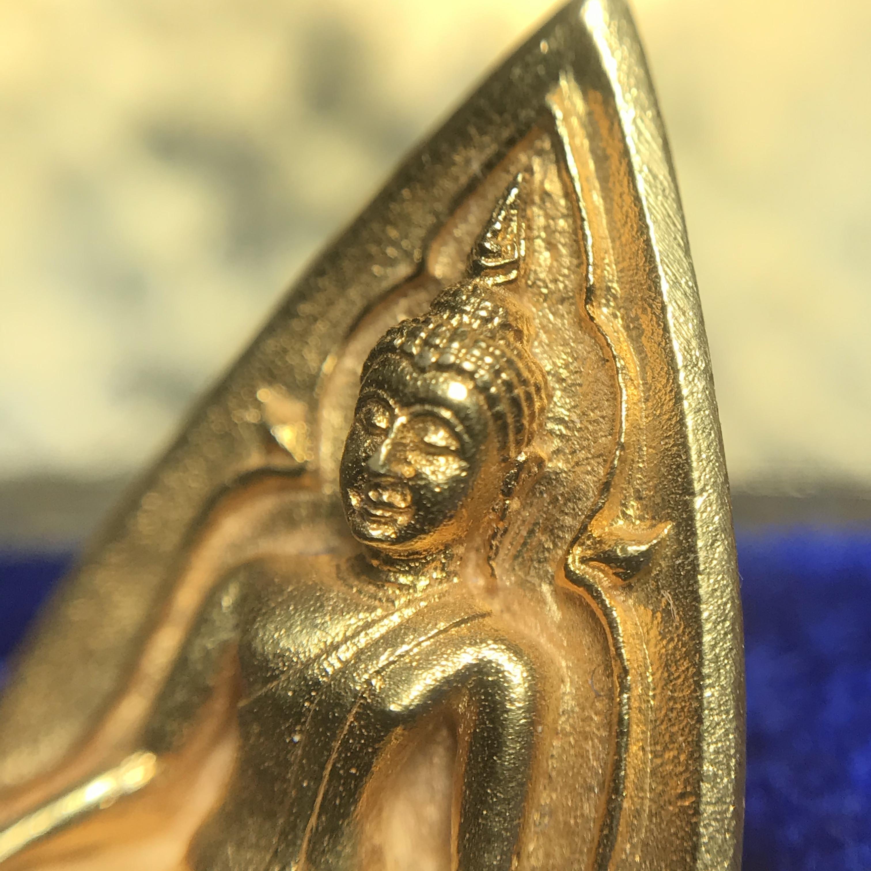 พระสมเด็จนางพญา ส.ก. ปี2535 เนื้อทองคำ พิมพ์ใหญ่ 5รอบพระราชินี หลวงปู่โต๊ะปลุกเสก(ในหลวงและพระราชินีเสด็จในพิธี) พร้อมกล่องบรรจุเดิม(นิยม)