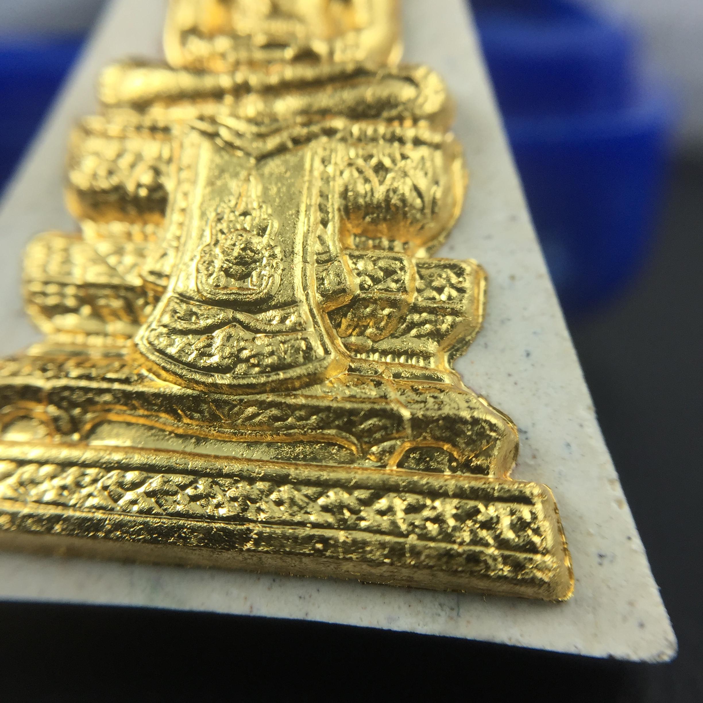 พระแก้วมรกต(จำลอง)ทรงเครื่องฤดูร้อน พระผงบูชา ด้านหน้าปิดทอง ด้านหลังตราฉลองสิริราชสมบัติครบ 60ปี เนื้อเงินขึ้นสีรุ้งธรรมชาติสร้างสรรค์งดงาม(รุ่นนี้ได้พระราชทานเส้นพระเจ้า(เส้นผม)รัชกาลที่9ในการจัดสร้าง)***องค์นี้พิเศษมองเห็นเส้นผมติดอยู่ด้านหลังชัดเจน***