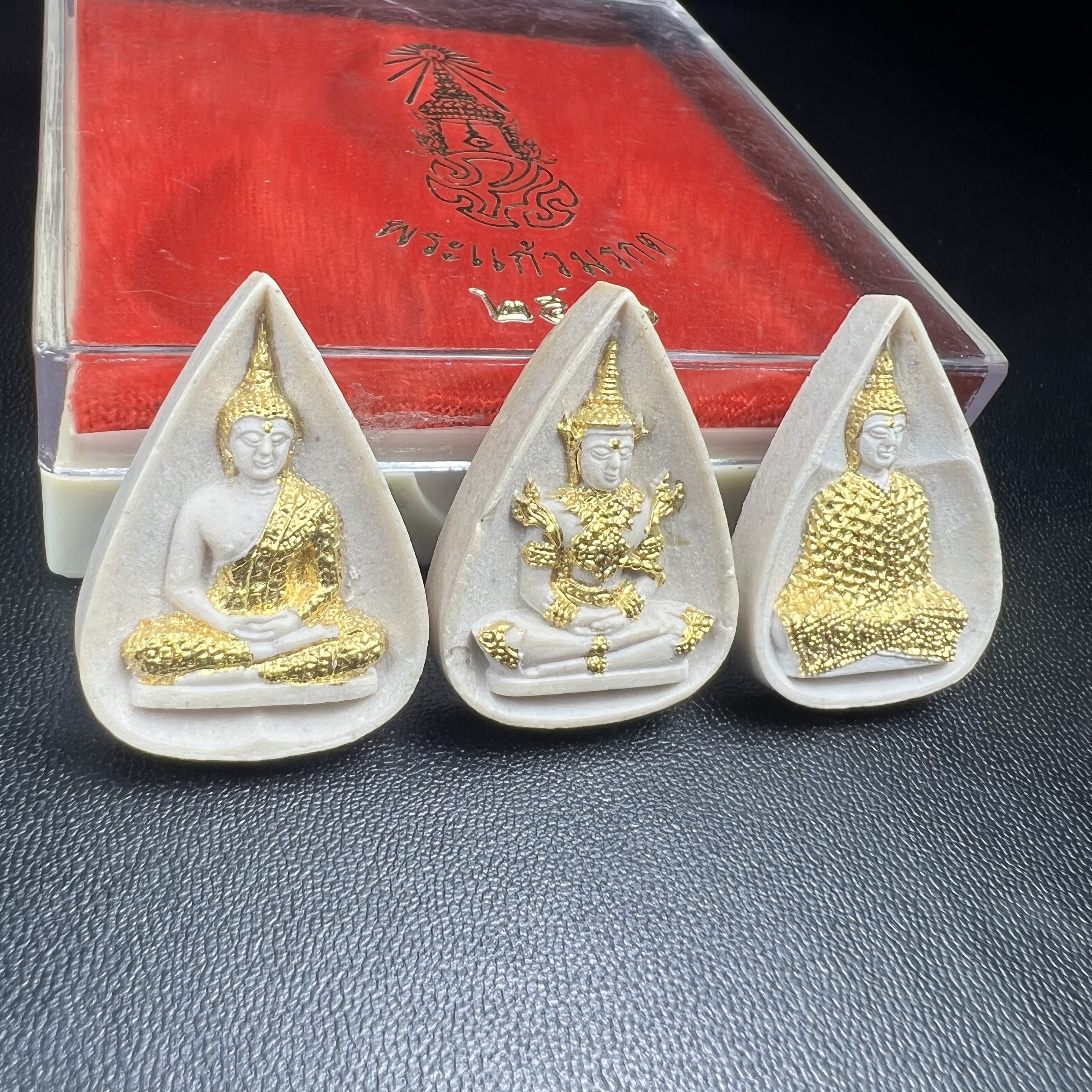 พระแก้วมรกต หลัง ภปร. เนื้อผง ปี2530 พระดี พิธีใหญ่ ประกอบพิธีพุทธาภิเษกพร้อมกับพิธีพระกริ่งปวเรศ ปี2530 วัดบวรนิเวศและวัดพระแก้ว(ครบชุดสามฤดูกล่องเดิมครบ)หายาก