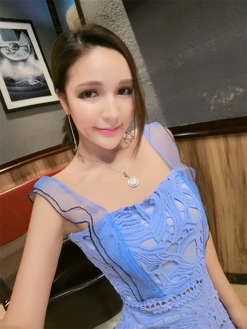 ชุดเดรสสั้นสีฟ้าผ้าลูกไม้ สายเดี่ยว ทรงเข้ารูป