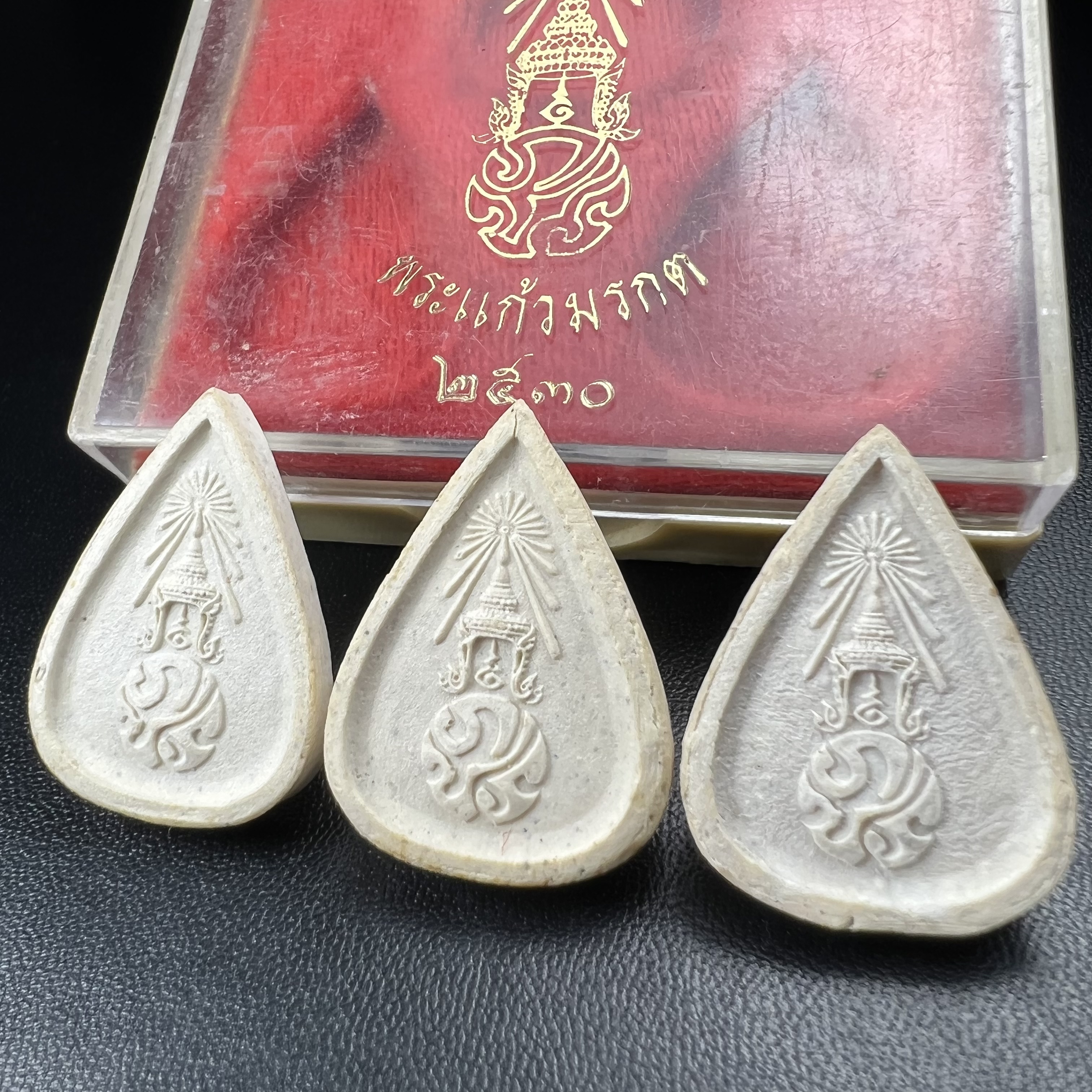 พระแก้วมรกต หลัง ภปร. เนื้อผง ปี2530 พระดี พิธีใหญ่ ประกอบพิธีพุทธาภิเษกพร้อมกับพิธีพระกริ่งปวเรศ ปี2530 วัดบวรนิเวศและวัดพระแก้ว(ครบชุดสามฤดูกล่องเดิมครบ)หายาก