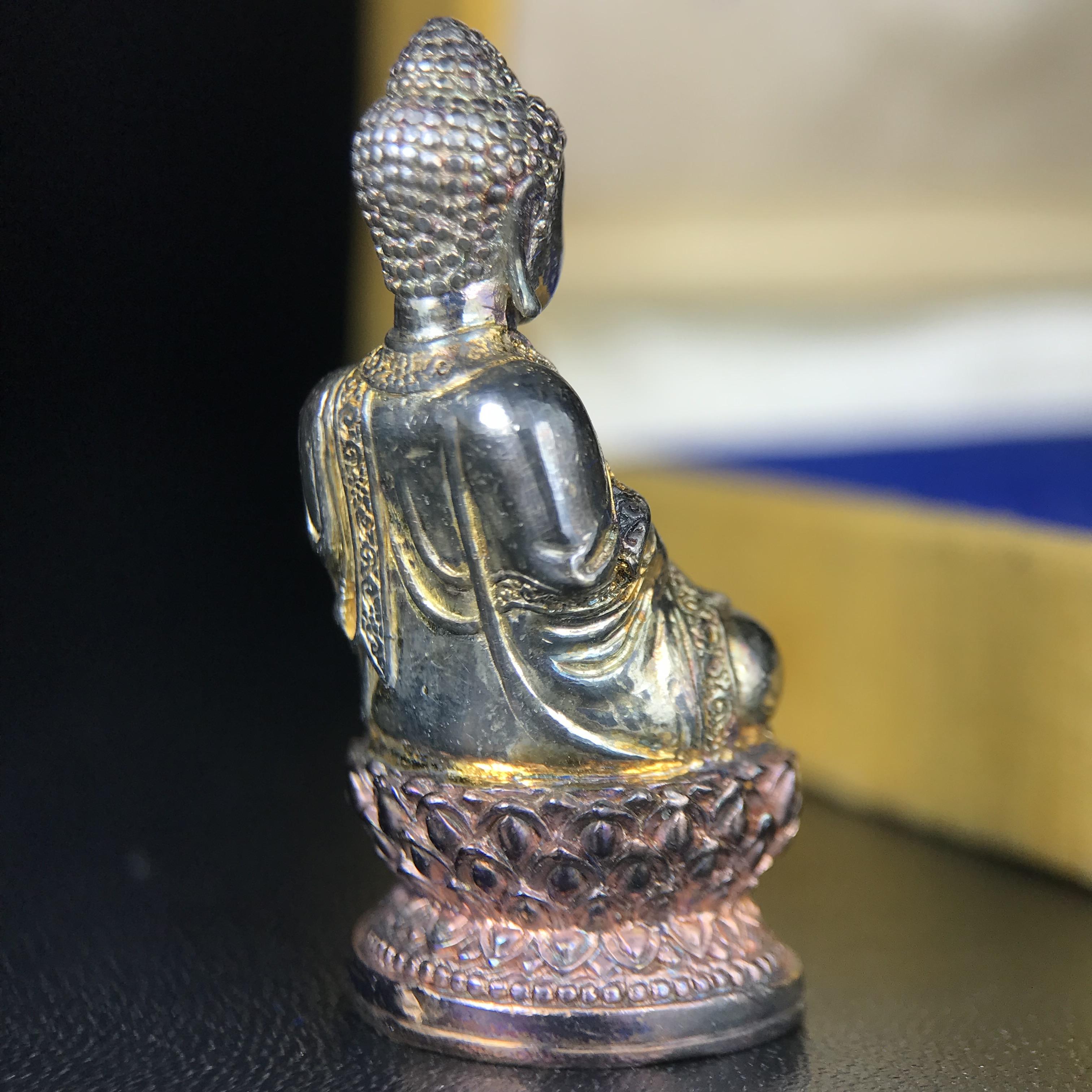 พระกริ่งจีน "ต้าเยิ่นถะ" ชุดกาญจนาภิเษกครองราชย์ 50 ปี วัดบวรนิเวศวิหาร ปี 2538 เนื้อเงินสามกษัตริย์ 99.99% สูง 3.8 ซม. (สภาพผิวสวยเดิมติดรุ้งๆ พิธีใหญ่ พุทธศิลป์งดงาม) สภาพสวยเดิมพร้อมกล่องบรรจุเดิม ***ตอกโค๊ดหมายเลข ๖๒๙๒***