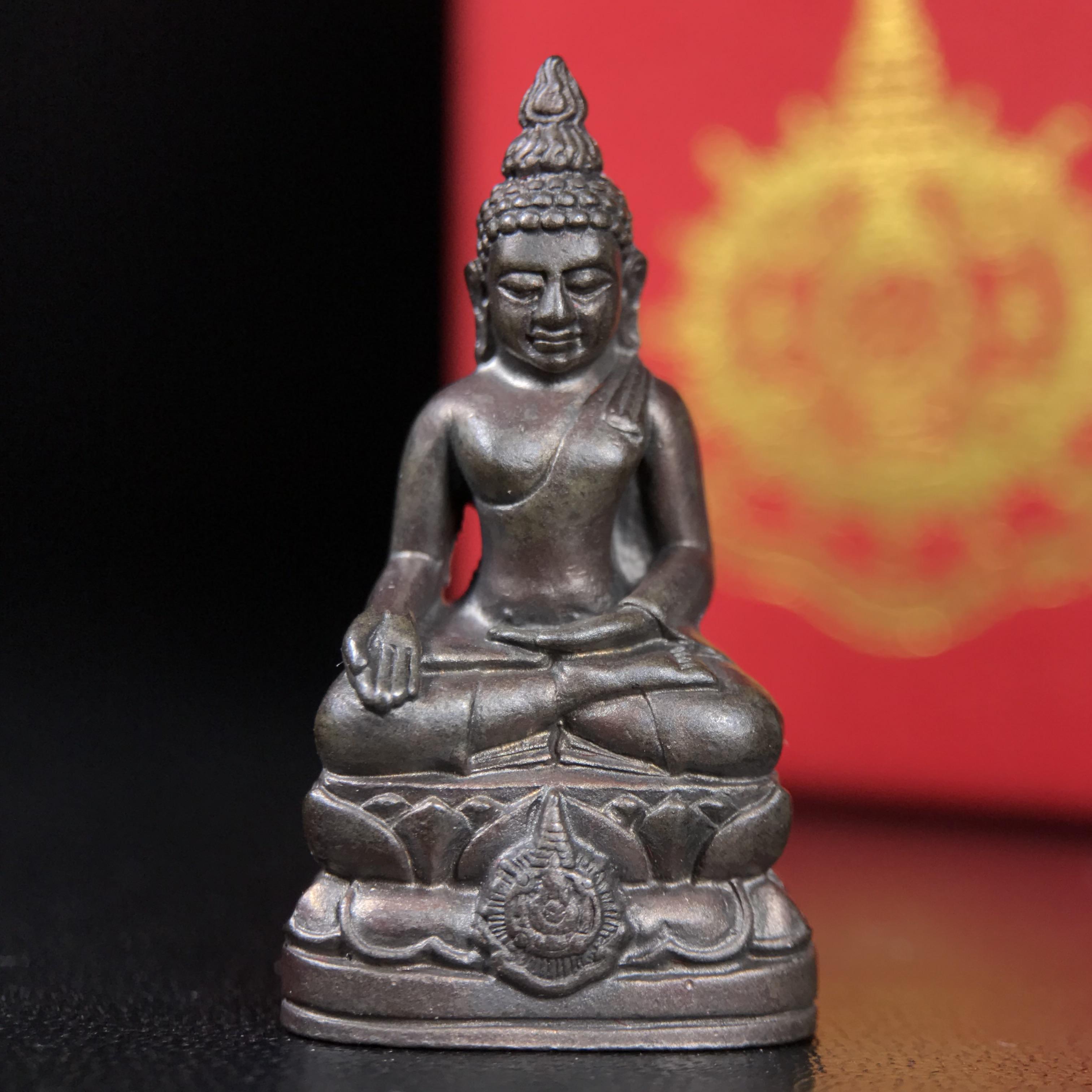 พระกริ่งไพรีพินาศ บรรจุเหล็กไหล ครั้งแรกและครั้งเดียวในประวัติศาสตร์ เฉลิมพระเกียรติ พระบาทสมเด็จพระเจ้าอยู่หัวรัชกาลที่9 พระชนมพรรษา 6 รอบ ปี2542 เนื้อนวโลหะผสมทองคำ(บรรจุเหล็กไหล)ดีนอก-ดีใน พิธีใหญ่ มวลสารเด่น (หายาก)