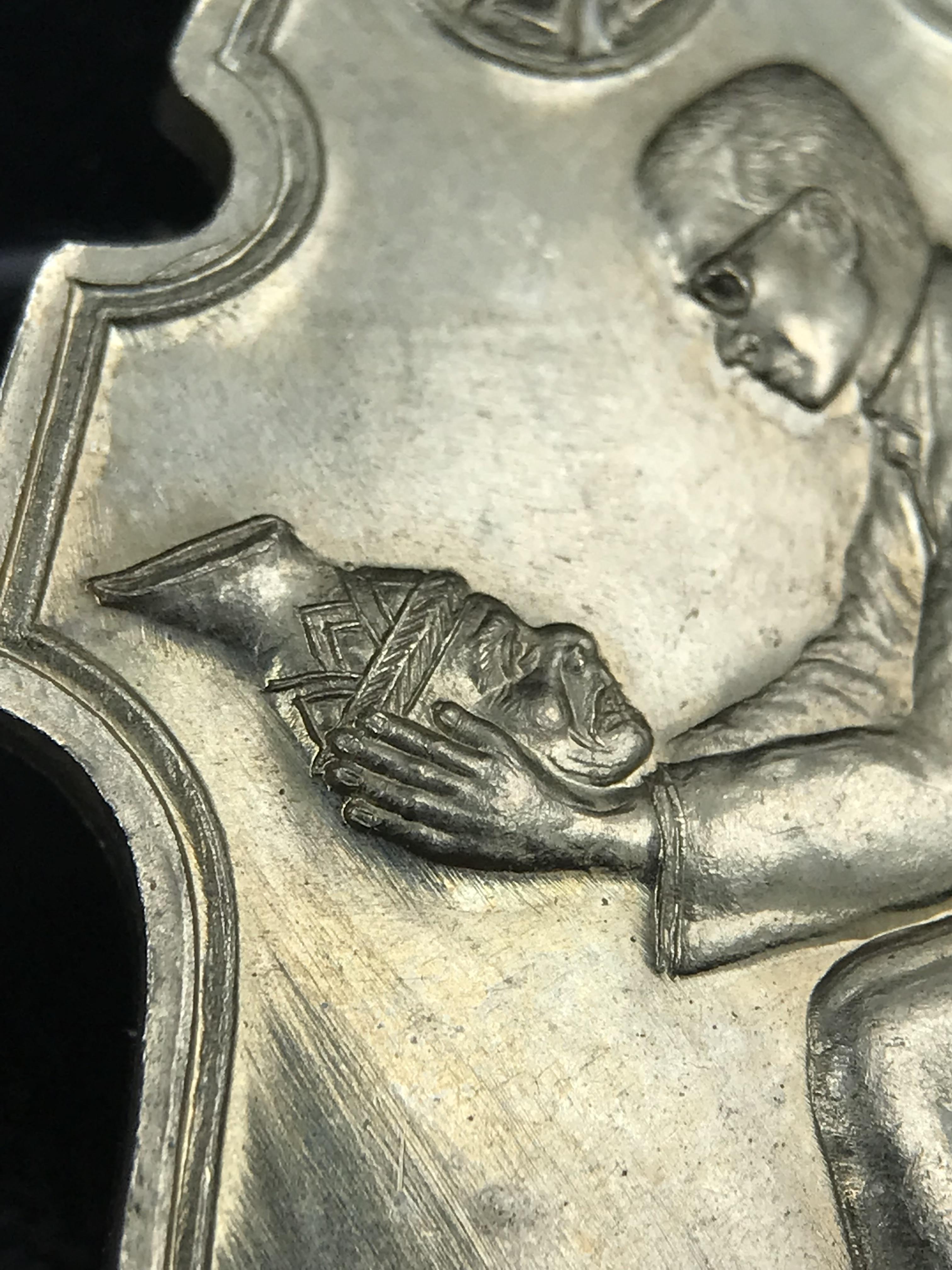 เหรียญครอบครูช่างหลวง(ในหลวงทรงดนตรี) เนื้ออัลปาก้า ปี 2550(หายาก)สุดยอดแห่งความหายากมีหมุนเวียนให้เห็นน้อยมากเป็นอีกหนึ่งรุ่นยอดนิยมของเสด็จพ่อร.9เหรียญนี้สวยมากผิวน้ำทองทั่วทั้งเหรียญ