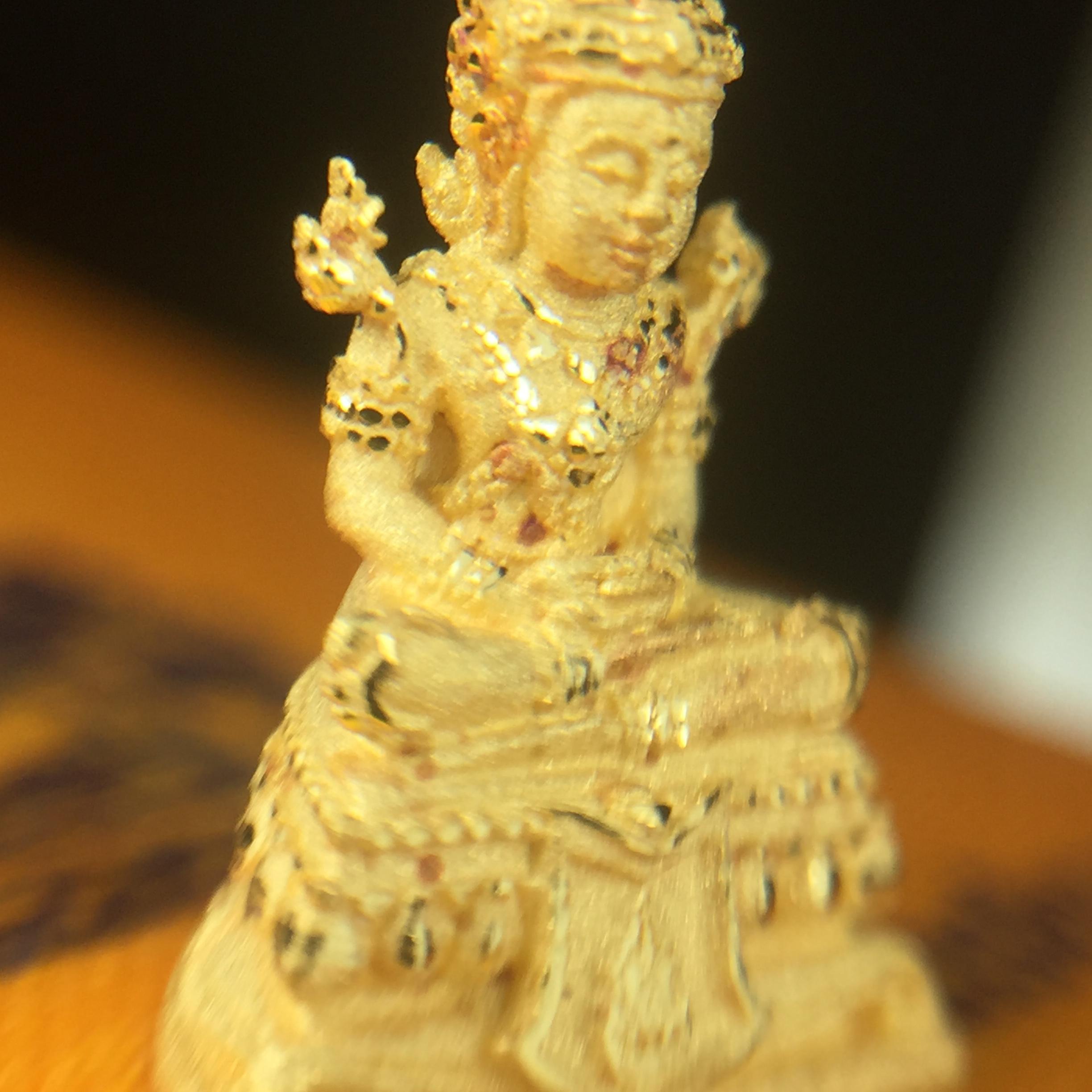 พระแก้วมรกต(จำลอง)ลอยองค์ ขนาดหน้าตัก 1/4 นิ้ว(พิมพ์เล็ก) ทรงเครื่องฤดูร้อน เนื้อทองคำ ตราสัญลักษณ์ฉลองสิริราชสมบัติครบ 60 ปี พ.ศ.2549 (สวย กล่องการ์ดใบรับรอง ครบสมบูรณ์)