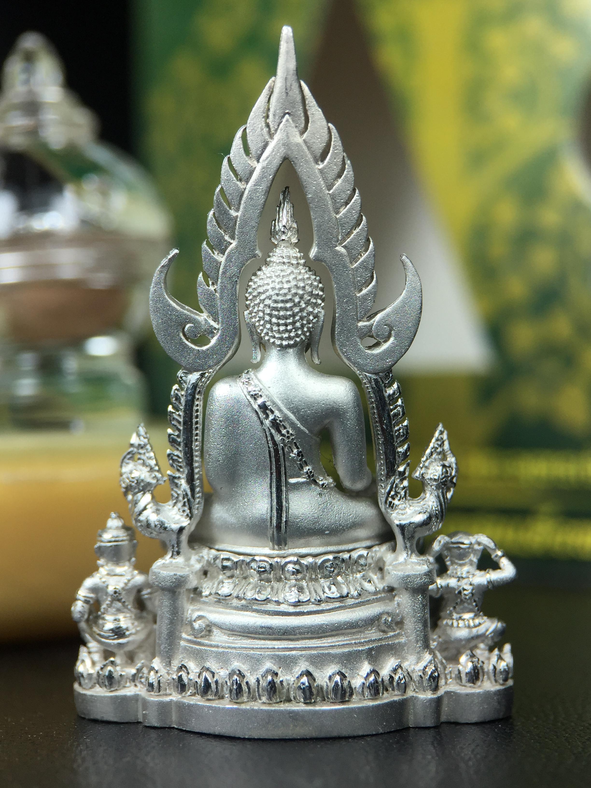 พระพุทธชินราช(จำลอง) ภปร. 84 พรรษา ปี 2554 เนื้อเงินชุบทองคำขาว พิมพ์กลางขนาดหน้าตัก 1/2 นิ้ว(พระราชทานมวลสาร จิตรลดาและเส้นพระเจ้า(เส้นผม)รัชกาลที่9)พุทธศิลป์ทรงคุณค่าอีกหนึ่งรุ่นยอดนิยม