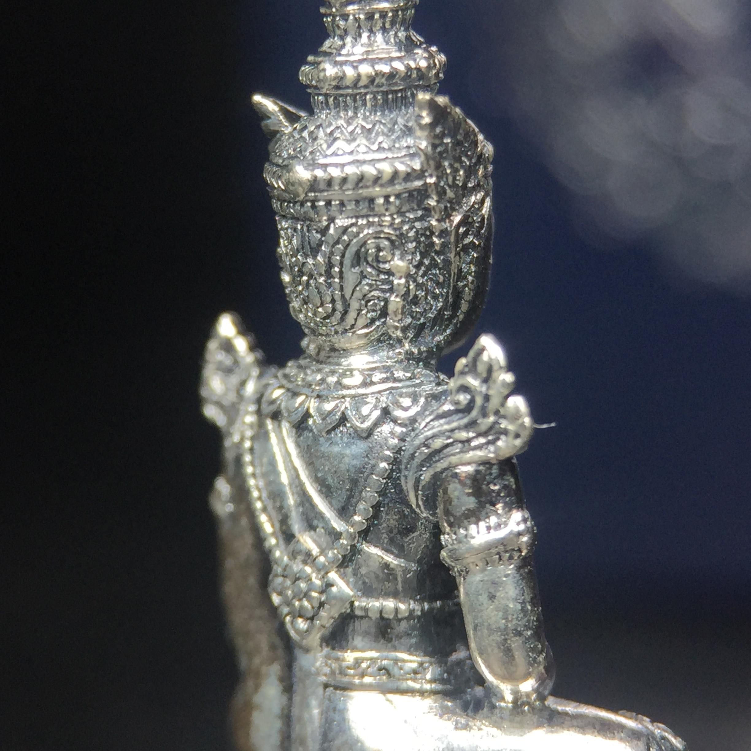 พระแก้วมรกต กรมสรรพสามิตจัดสร้างขึ้นเนื่องในโอกาสครบรอบ 64 ปีของกรมสรรพสามิต และเนื่องในวโรกาสที่พระบาทสมเด็จพระเจ้าอยู่หัวทรงครองราชย์ครบ 50 ปีในปีกาญจนาภิเษก เมื่อ พ.ศ.2539 เนื้อเงินรมดำขัดเงาพร้อมกล่องบรรจุเดิม