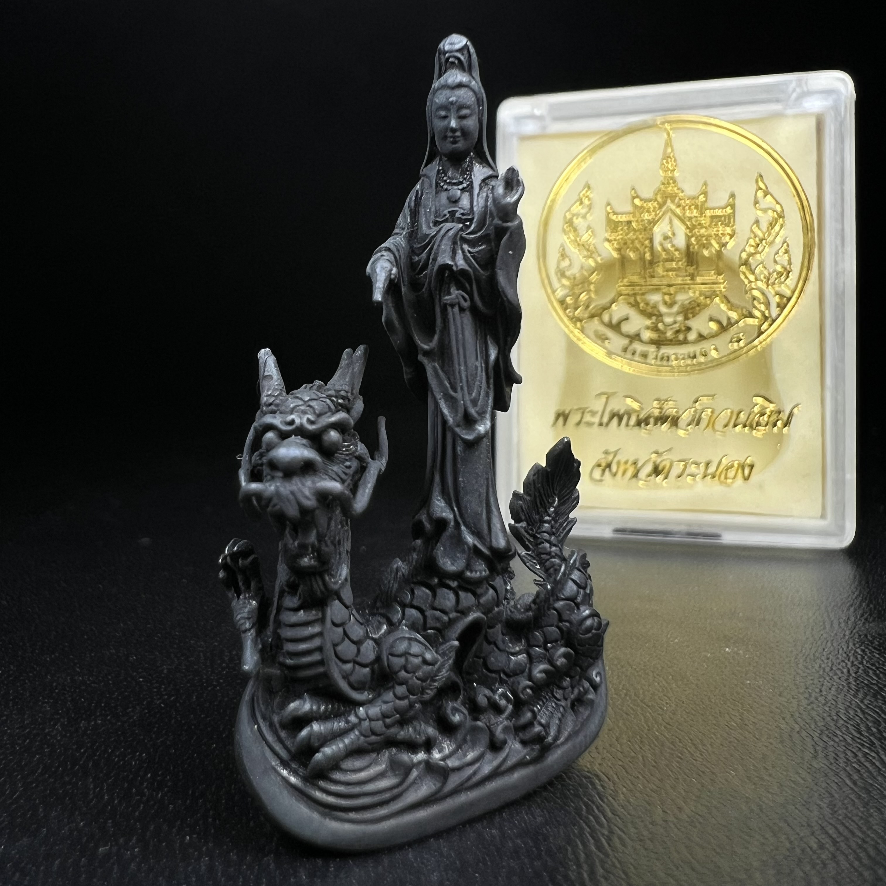 รูปหล่อลอยองค์พระโพธิสัตว์กวนอิม ทรงประทับมังกร จ.ระนอง พ.ศ.2539 เนื้อนวโลหะ พิมพ์ใหญ่(สวยงดงาม เข้มขลัง ทรงคุณค่า) เฉลิมฉลองในวโรกาสที่พระบาทสมเด็จพระเจ้าอยู่หัวทรงครองสิริราชสมบัติครบ 50 ปี(องค์หมายเลข๘๕๒๐)