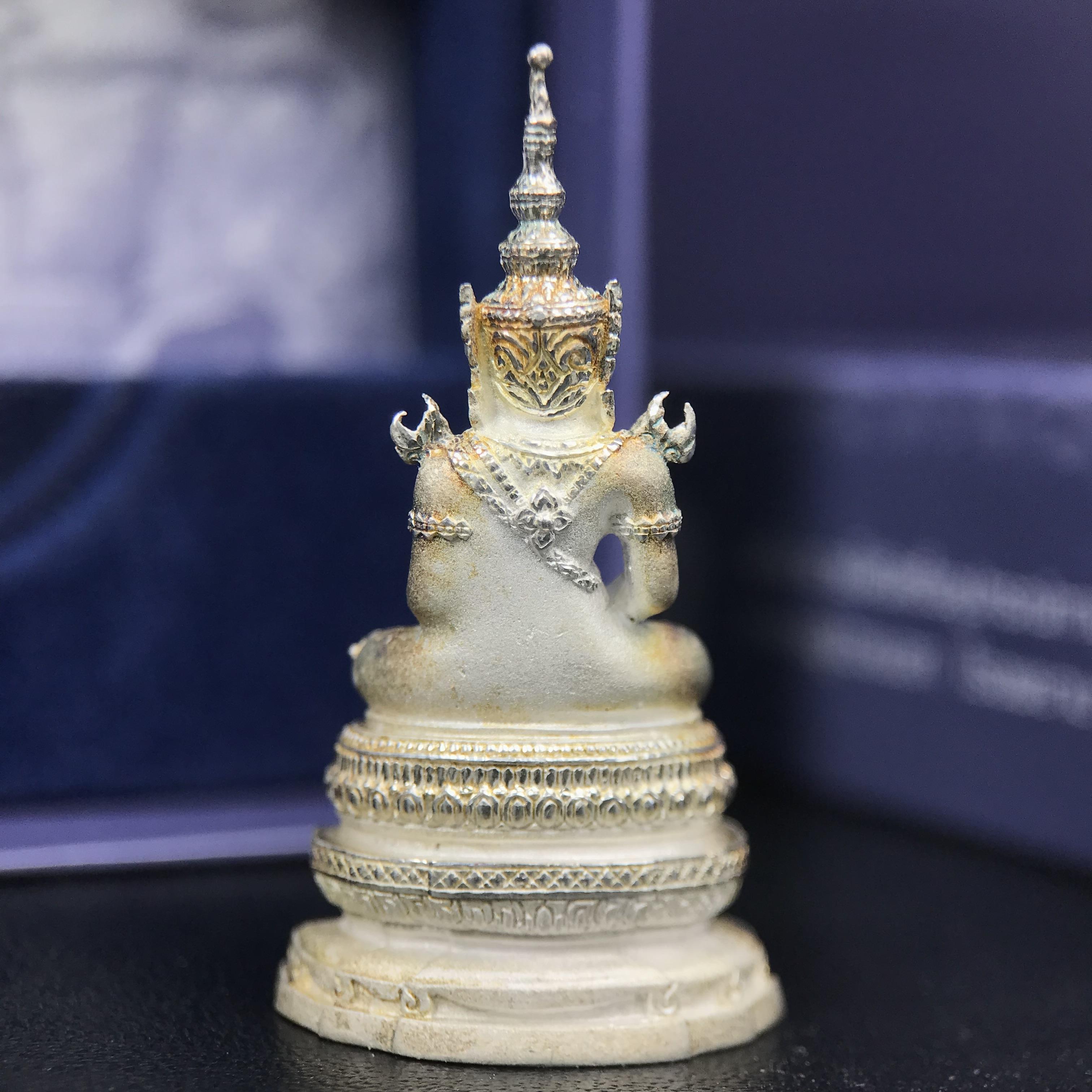 พระแก้วมรกต ภปร. ปี 2547 จัดสร้างโดยโรงพยาบาลภูมิพลอดุลยเดช เนื้อเงิน ลอยองค์ หน้าตัก 1/2 นิ้ว สูง 3.7 ซม. พิธีมหามังคาภิเษก ณ พระอุโบสถวัดพระศรีรัตนศาสดาราม(วัดพระแก้ว) งดงามทรงคุณค่าอีกหนึ่งรุ่นยอดนิยม หายาก(องค์หมายเลขต้นๆหลักร้อย ๒๙๘)ผิวเดิมติดรุ้งสวย