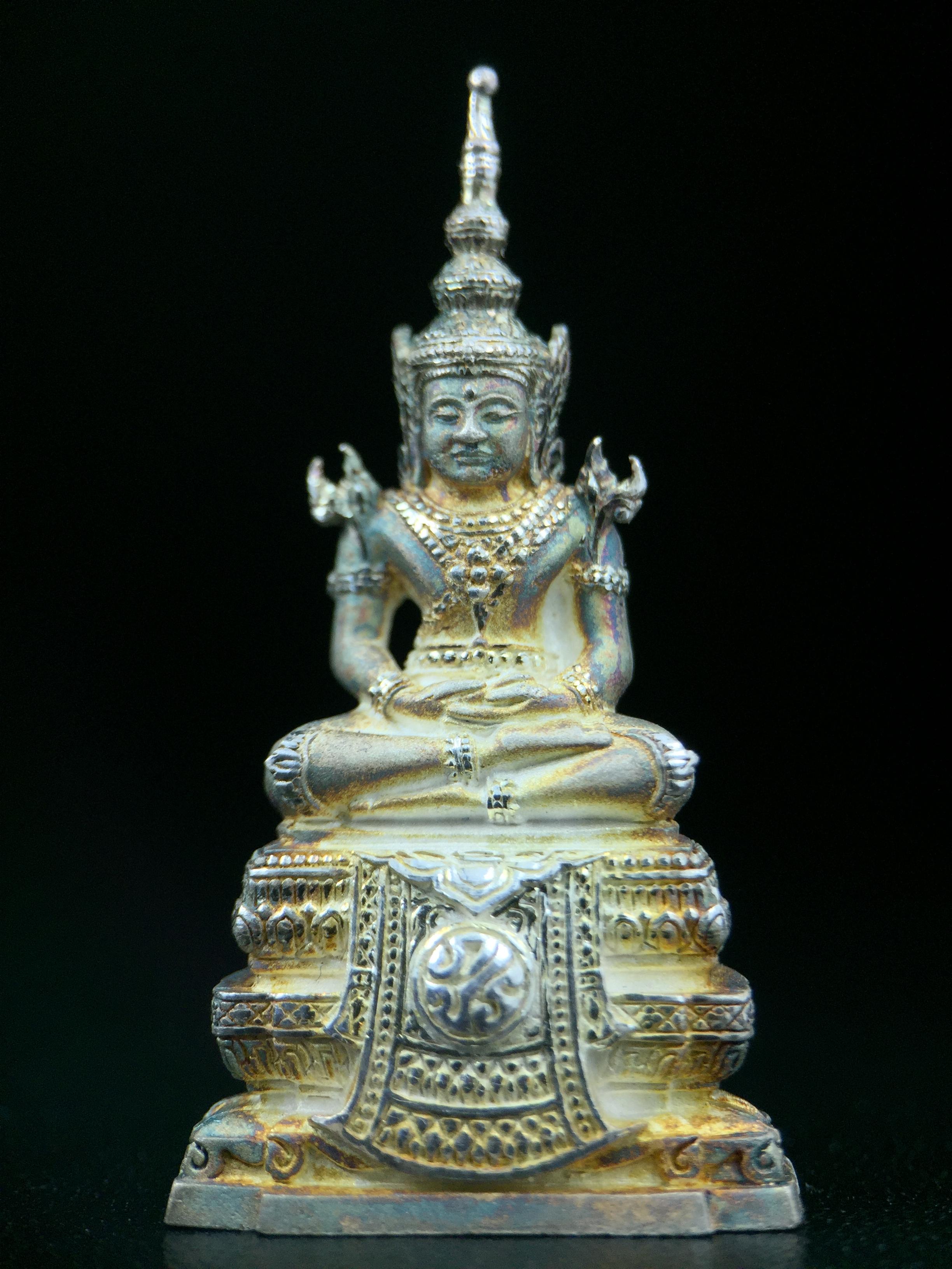 พระแก้วมรกต ภปร. ปี2547 จัดสร้างโดย รพ.ภูมิพลฯ ลอยองค์ หน้าตัก 1/2 นิ้ว เนื้อเงิน(สภาพผิวเดิมขึ้นสีรุ้งธรรมชาติ แบบนิยม สวยมากๆเสน่ห์พระเนื้อเงิน สีสันที่ธรรมชาติสรรค์สร้าง) งดงามทรงคุณค่าอีกหนึ่งรุ่นยอดนิยม หายาก(1ใน3000องค์)