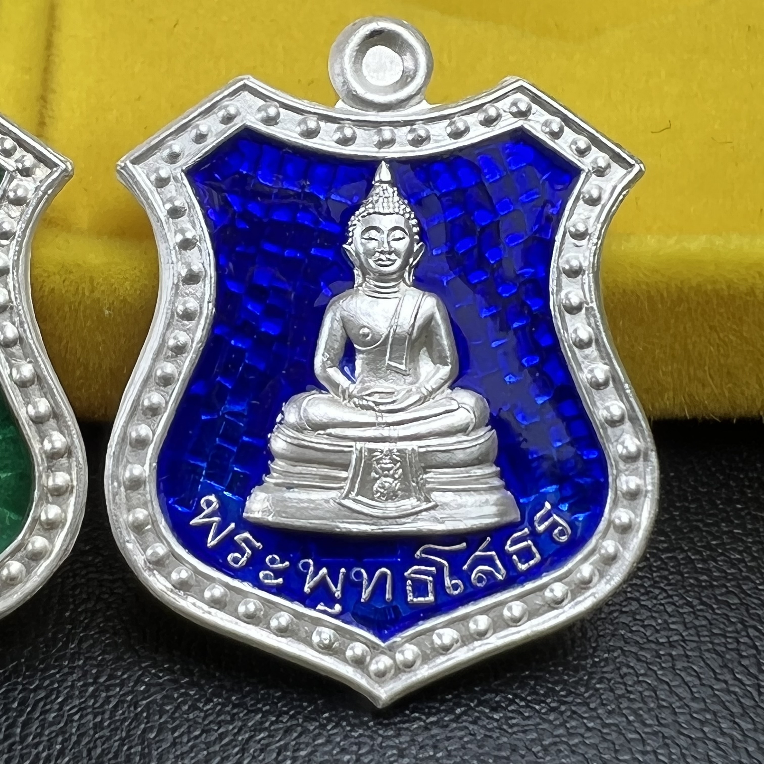 เหรียญหลวงพ่อโสธร ภปร. รุ่นกาญจนาภิเษก จัดสร้างในมงคลวโรกาสที่พระบาทสมเด็จพระเจ้าอยู่หัวรัชกาลที่9 เสด็จเถลิงถวัลย์สิริราชสมบัติ ครบ 50 ปี ในพุทธศักราช 2539 เนื้อเงินลงยา(สีแดง สีเหลือง สีน้ำเงิน สีเขียว)ครบชุดรวม 4 เหรียญ(พิธีใหญ่เข้มขลัง)1 ใน 9950 ชุด