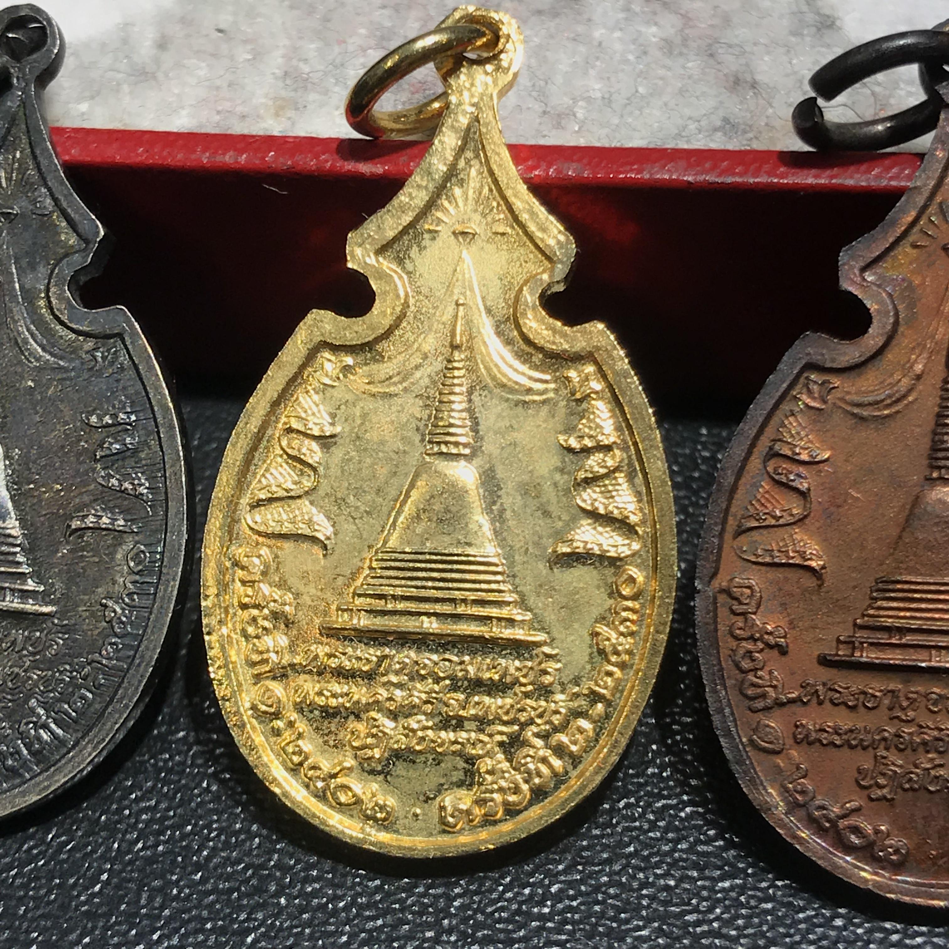 ชุดเหรียญพระจอมเกล้าเจ้าอยู่หัว ในวาระการบูรณะปฏิสังขรณ์องค์เจดีย์ พระธาตุจอมเพชร ครั้งที่2 ปี2530