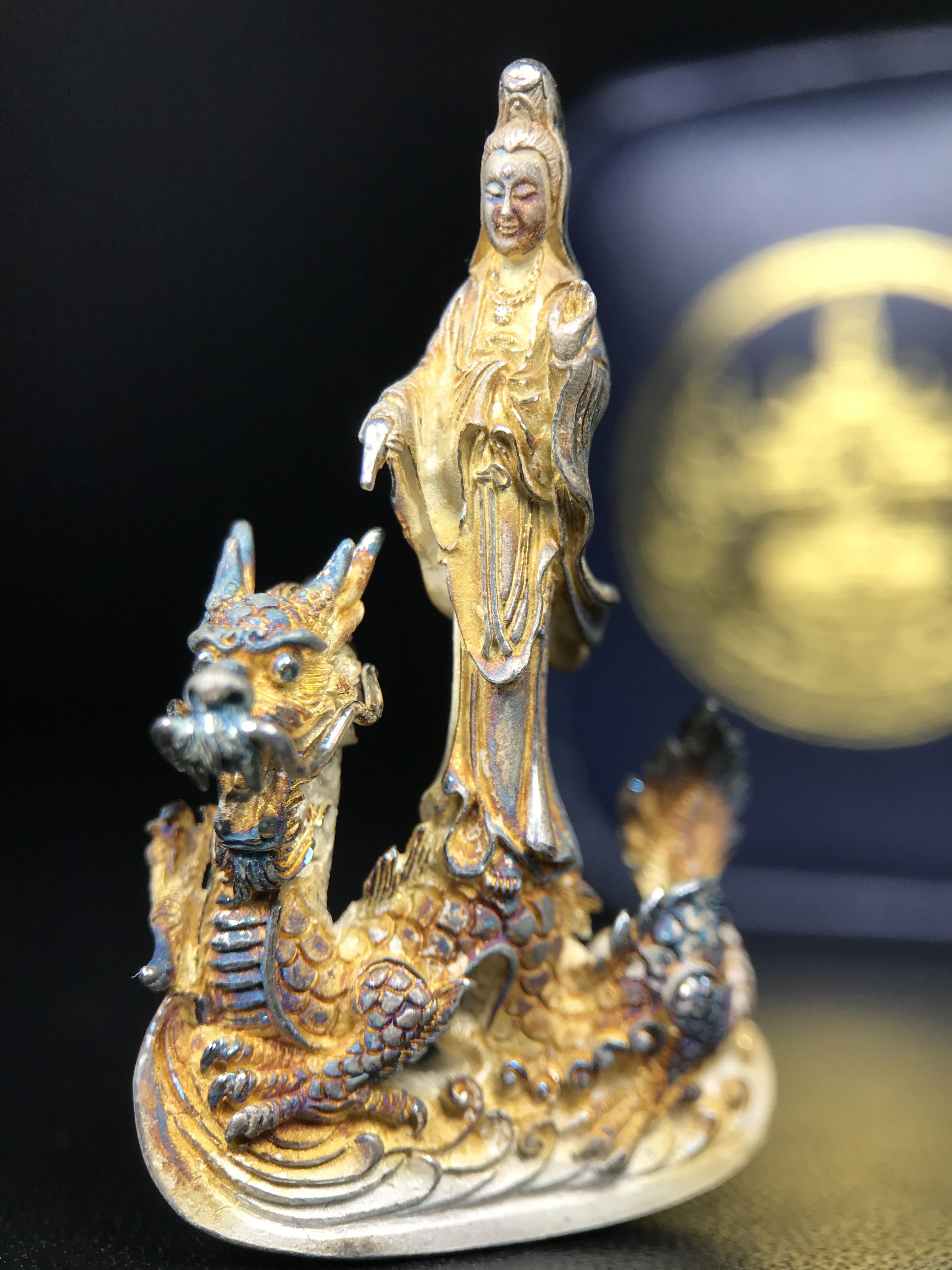 รูปหล่อลอยองค์พระโพธิสัตว์กวนอิม ทรงประทับมังกร จ.ระนอง ปี 2539 เนื้อเงิน พิมพ์ใหญ่(ผิวรุ้งไฟ)(สภาพผิวเดิมขึ้นสีรุ้งธรรมชาติสวยแบบนิยม)(เสน่ห์พระเนื้อเงินสีสันที่ธรรมชาติสรรค์สร้าง)เฉลิมฉลองในวโรกาสที่พระบาทสมเด็จพระเจ้าอยู่หัวทรงครองสิริราชสมบัติครบ50ปี