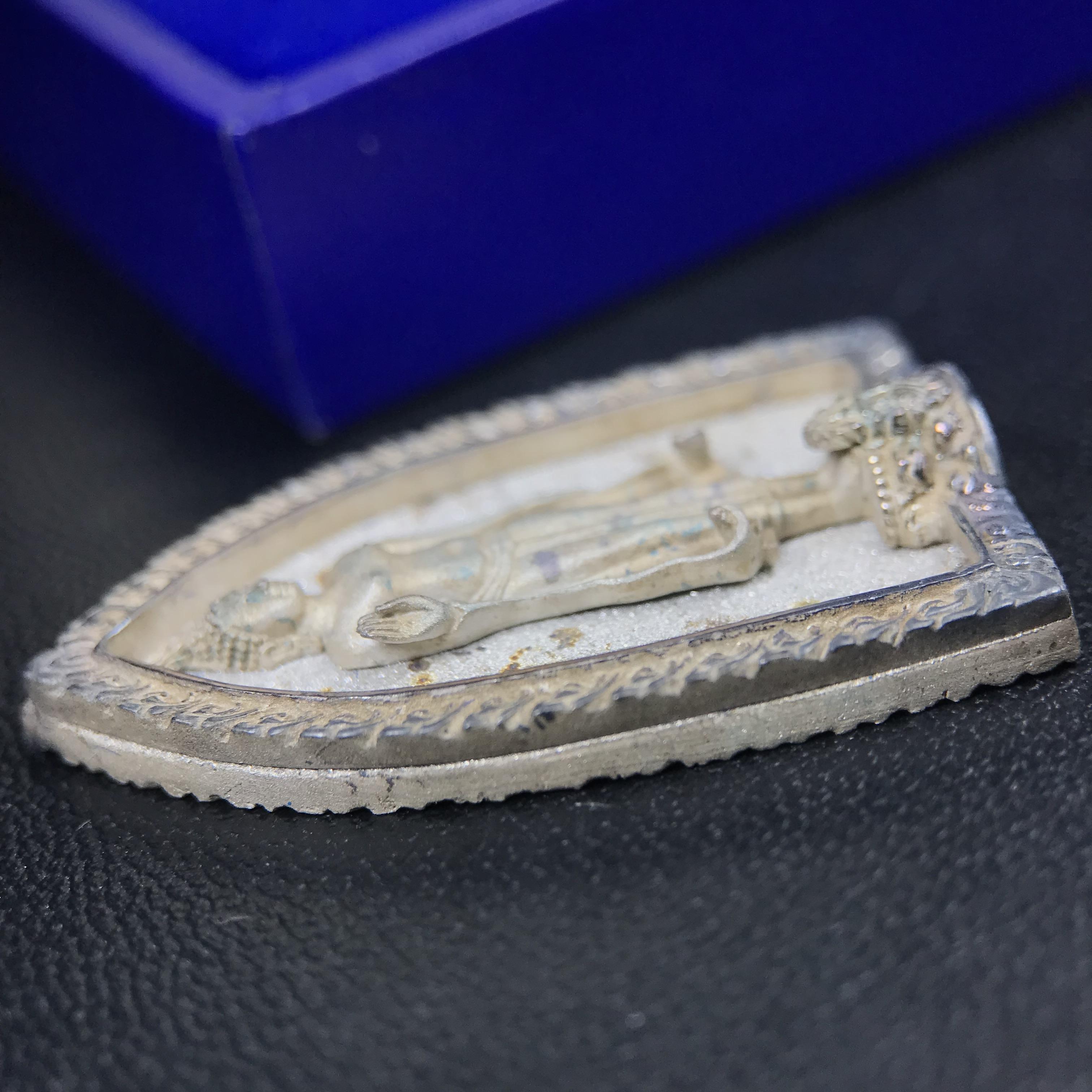 พระพุทธกาญจนพรสยามภูมิ ภปร. ปี 2539 เนื้อเงินพื้นทรายประกาย(ผิวเดิมสวย) พิมพ์ทรงใบขนุน ขนาด3.2ซม. พระพุทธรูปประจำพระชนมวาร รัชกาลที่9 ทรงโปรดเกล้าให้วิทยาลัยป้องกันราชอาณาจักร(วปอ.)สร้างในวโรกาสทรงครองสิริราชสมบัติครบ50ปี พ.ศ.2539(1ใน5000องค์)