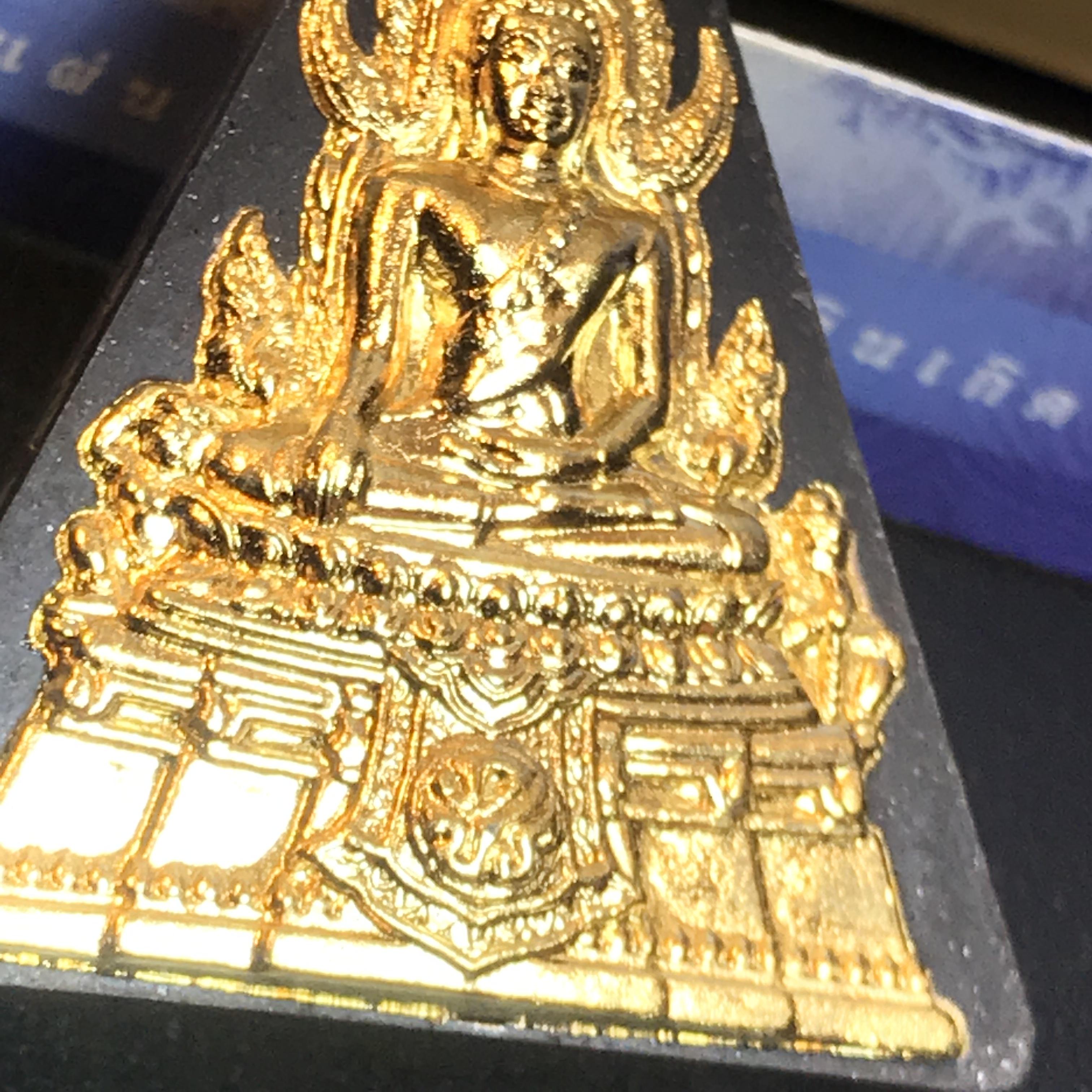 พระพุทธชินราช ภปร. โครงการ เพราะแผ่นดินนี้คือแผ่นดินเกิด ปี2551 เนื้อผง ด้านหน้าปิดทอง หลัง ภ.ป.ร. ทองแดง (มวลสารพระราชทานเส้นพระเจ้า (เส้นผม) ของพระบาทสมเด็จพระเจ้าอยู่หัวรัชกาลที่9)