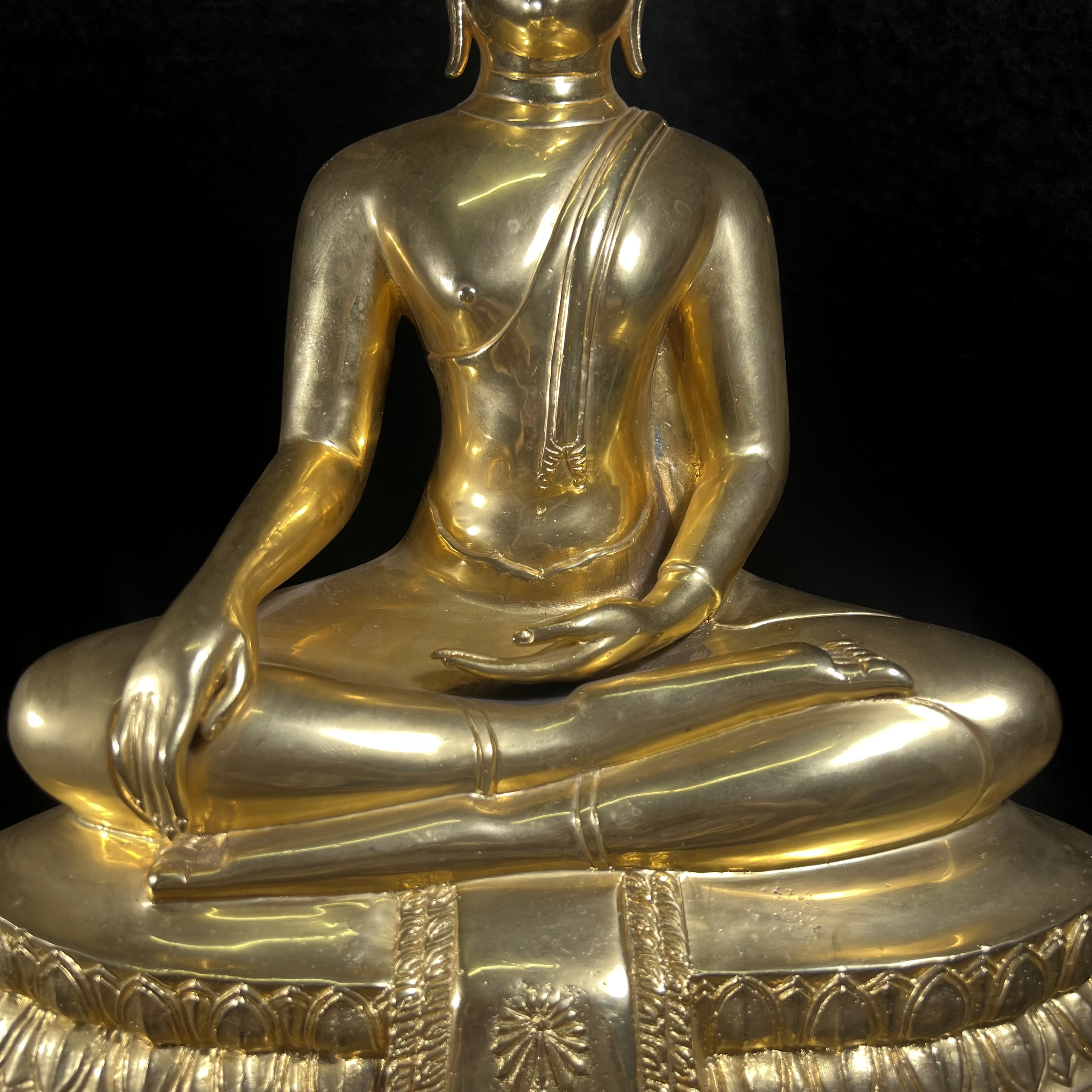 พระบูชาพระพุทธศิรมงคล ภปร. วัตถุมงคลคุ้มเกล้า ปี 2524 ของมูลนิธิคุ้มเกล้า โรงพยาบาลภูมิพลจัดสร้าง ขนาดหน้าตัก 9นิ้ว(ในหลวงรัชกาลที่9 ทรงจุดไฟพระฤกษ์และเททอง พิธีใหญ่)ยอดนิยมหายาก