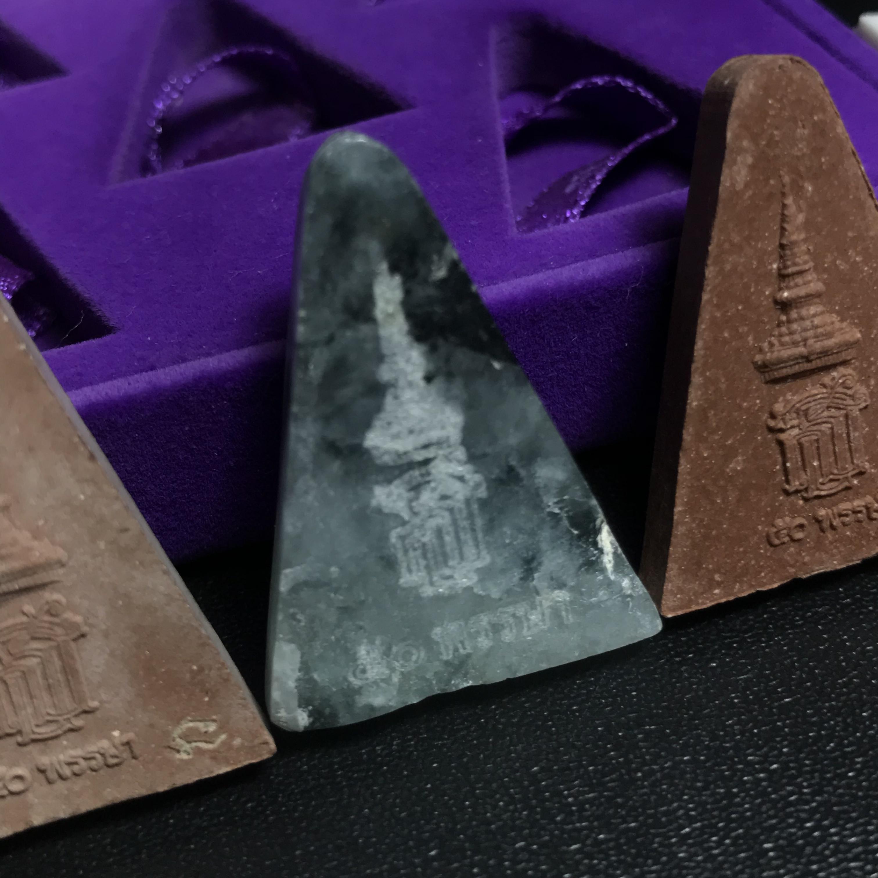 พระนางพญาเสน่ห์จันทร์ สธ. สร้างในวโรกาสทรงเจริญพระชนมายุ 50 พรรษา สมเด็จพระเทพฯ พ.ศ.2548 ชุดพิเศษ (1 ใน 5000 ชุด)หายาก