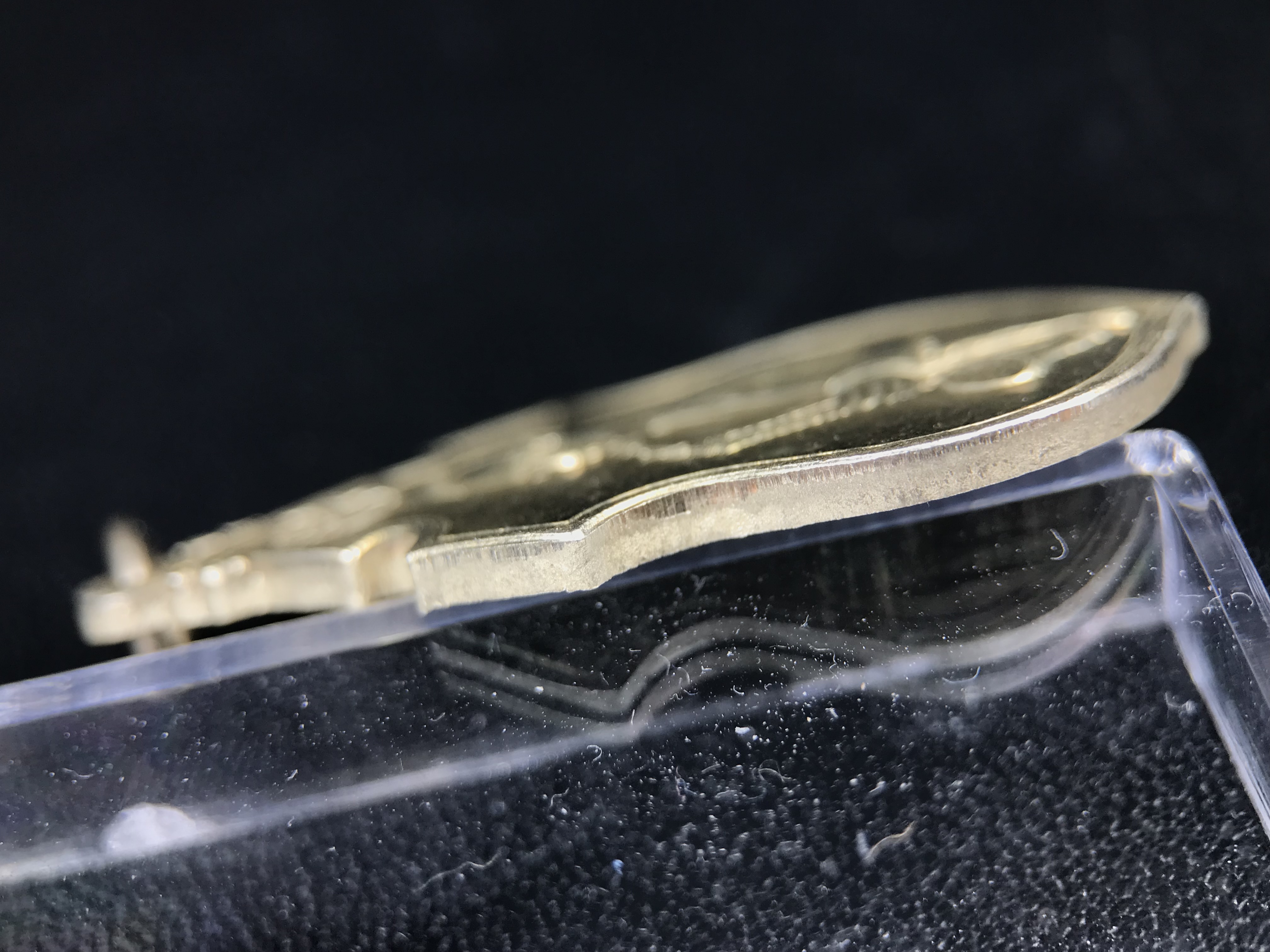 เหรียญครอบครูช่างหลวง(ในหลวงทรงดนตรี) เนื้ออัลปาก้า ปี 2550(หายาก)สุดยอดแห่งความหายากมีหมุนเวียนให้เห็นน้อยมากเป็นอีกหนึ่งรุ่นยอดนิยมของเสด็จพ่อร.9เหรียญนี้สวยมากผิวน้ำทองทั่วทั้งเหรียญ