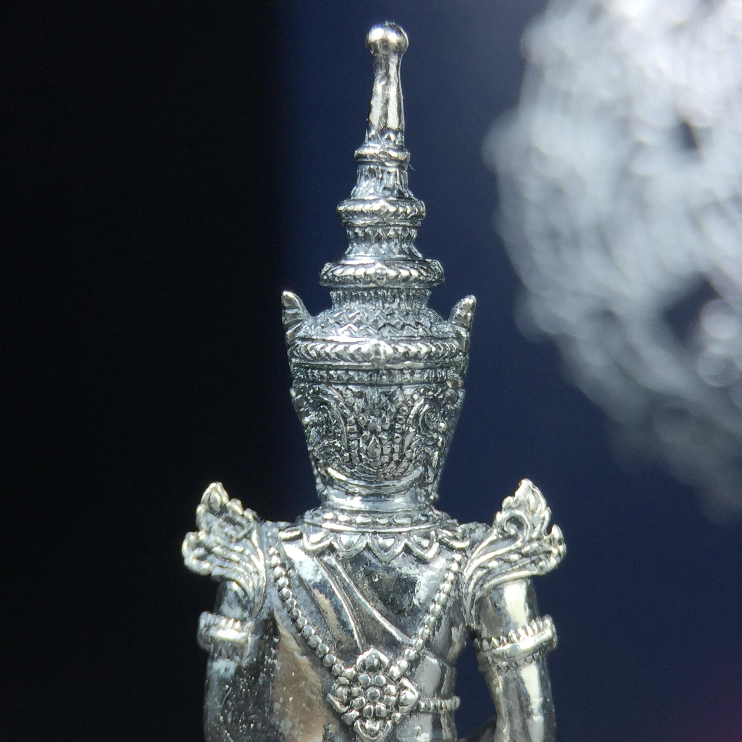 พระแก้วมรกต กรมสรรพสามิตจัดสร้างขึ้นเนื่องในโอกาสครบรอบ 64 ปีของกรมสรรพสามิต และเนื่องในวโรกาสที่พระบาทสมเด็จพระเจ้าอยู่หัวทรงครองราชย์ครบ 50 ปีในปีกาญจนาภิเษก เมื่อ พ.ศ.2539 เนื้อเงินรมดำขัดเงาพร้อมกล่องบรรจุเดิม