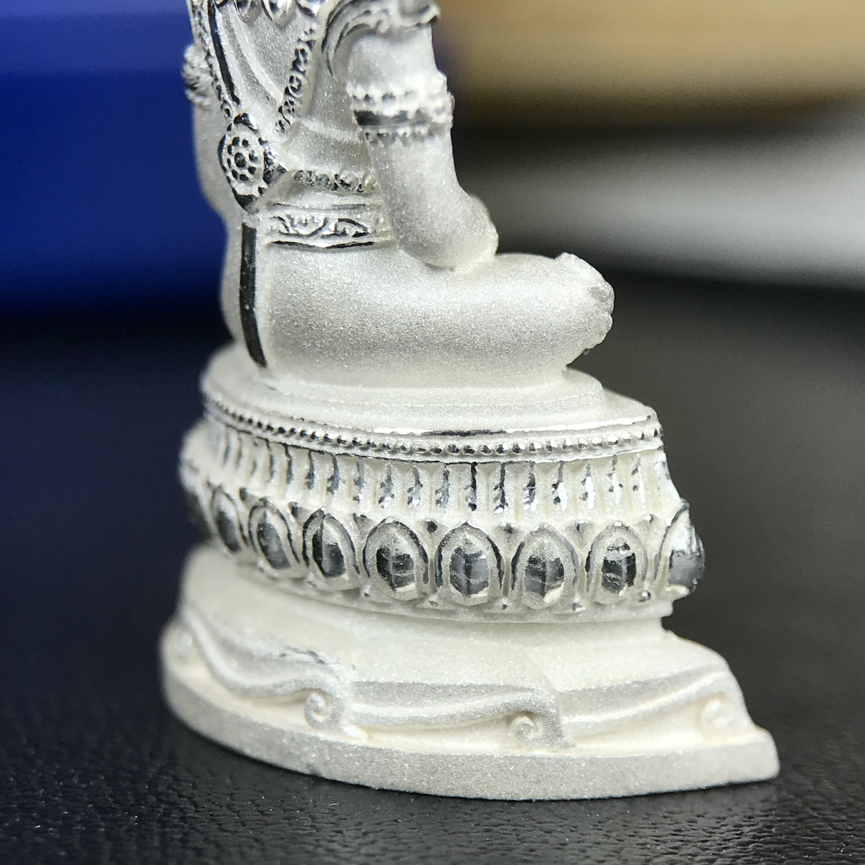 พระแก้วมรกต ทรงเครื่องฤดูร้อน พระราชทานประดิษฐานตราสัญลักษณ์ฉลองสิริราชสมบัติ ครบ 60 ปี ในหลวงรัชกาลที่ 9 พ.ศ.2549 เนื้อเงินลอยองค์พิมพ์ใหญ่ สูง 3.6 ซม. ขนาดหน้าตัก 1/2 นิ้ว (พิธีใหญ่มหาพุทธาภิเษก ณ พระอุโบสถวัดพระแก้ว เกจิอาจารย์ ทั่วประเทศ 108 รูป )