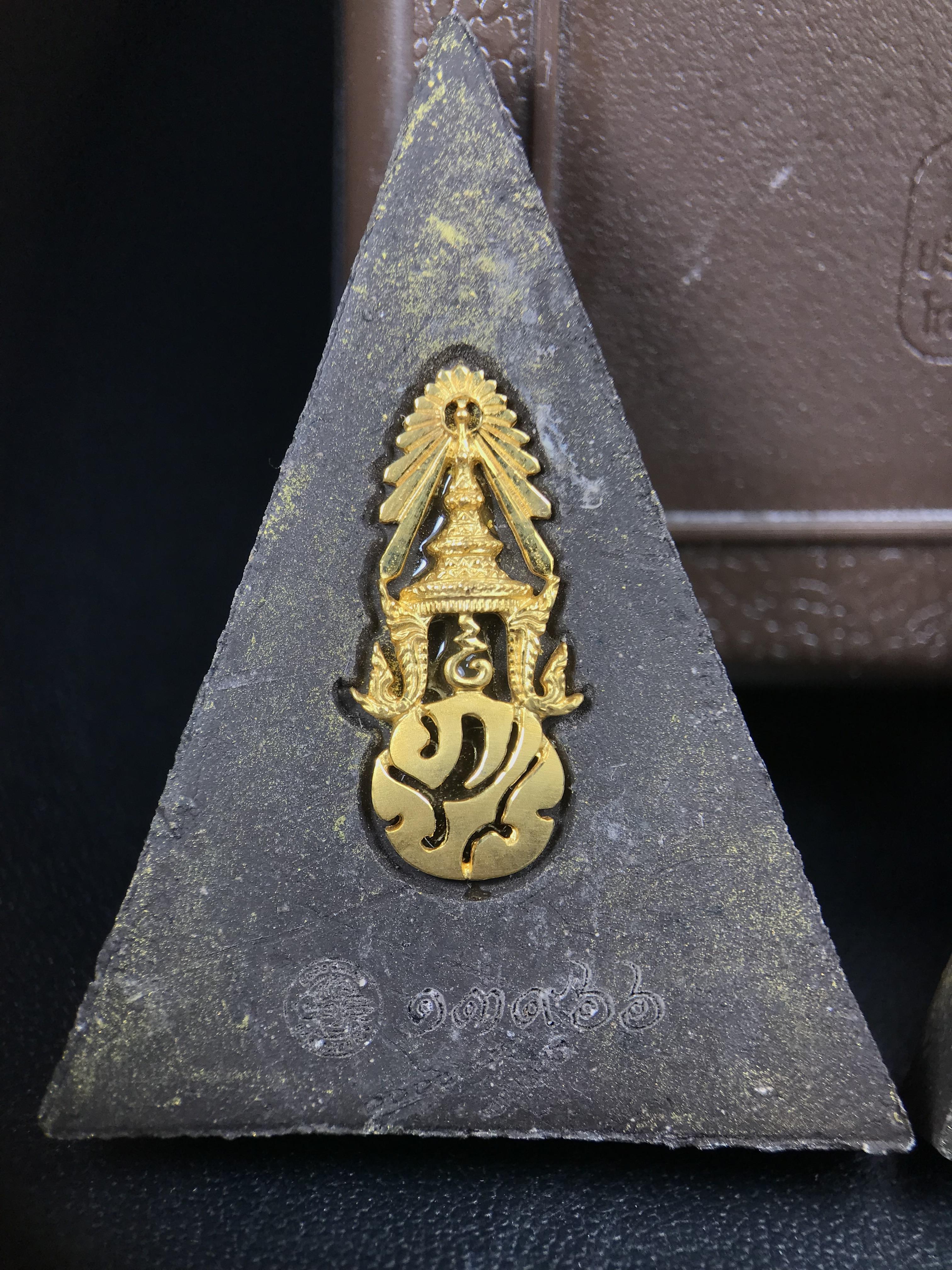 พระพุทธชินราช ภปร. โครงการ "เพราะแผ่นดินนี้ คือ แผ่นดินเกิด" ปี 2548(รุ่นแรก) พระผงหลัง ภ.ป.ร. (ทองคำ(หนัก 1.1 กรัม)+เงิน+ทองแดง(ครบชุดรวม 3 องค์) (พระราชทานเส้นพระเจ้า (เส้นผม)และมวลสารจิตรลดา)