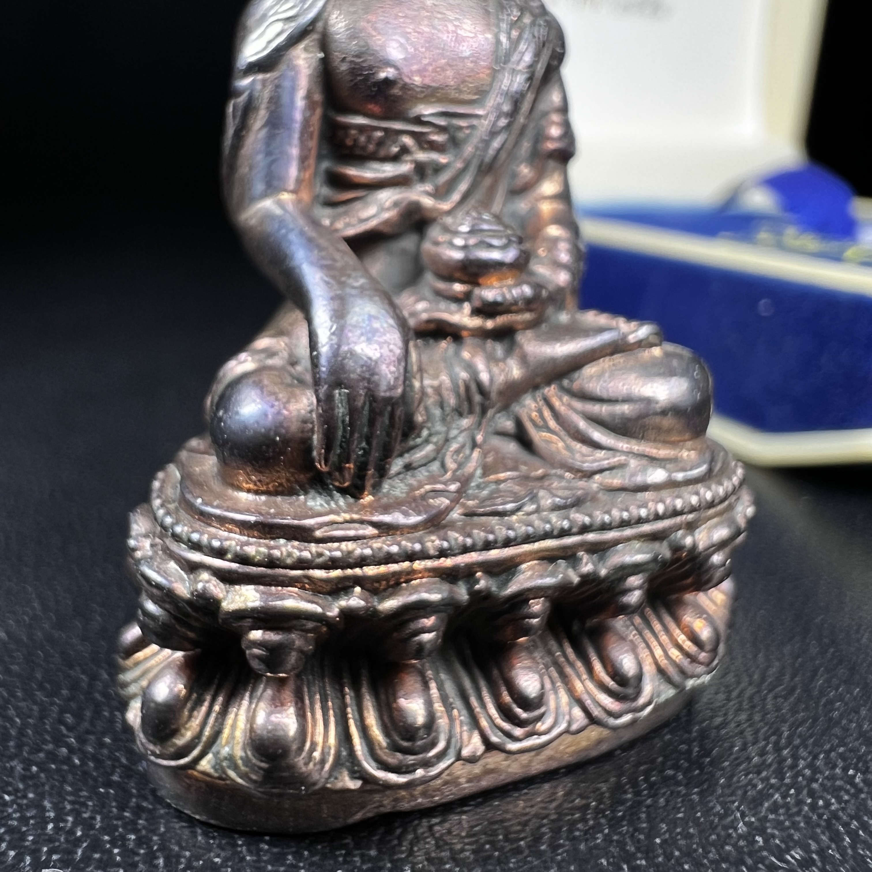 พระกริ่งคชวัตร รุ่นแรก วัดบวรนิเวศวิหาร ปี 2546 เนื้อนวโลหะเต็มสูตรแก่ทองคำ ฉลองพระชนมายุ 90พรรษา สมเด็จพระสังฆราชเจ้า กรมหลวงวชิรญาณสังวร (เจริญ สุวฑฺฒโน) พุทธศิลป์ที่เป็นเอกลักษณ์ ทุกองค์บรรจุเส้นพระเกศาของสมเด็จพระญาณสังวร ยอดนิยม หายาก 1 ใน 3999 องค์