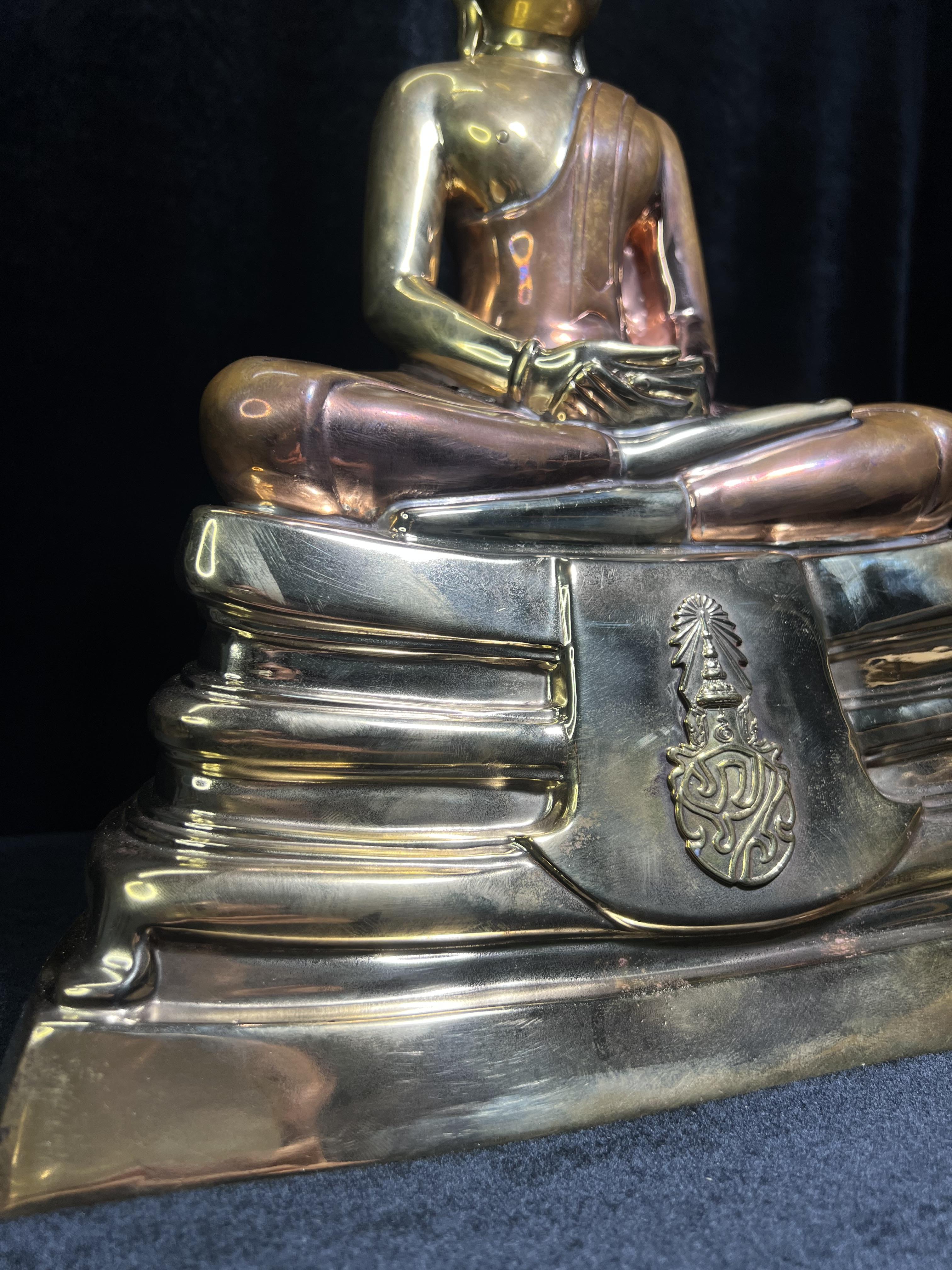 พระบูชาพระพุทธโสธร ภปร. รุ่นย้อนยุค ปี 2539 กาญจนาภิเษกครองราชสมบัติครบ 50ปี ในหลวงรัชกาลที่ 9 ขนาดหน้าตัก 9นิ้ว เนื้อสามกษัตริย์ หมายเลข๐๒๓๒๓(เลขสวย)อีกหนึ่งรุ่นยอดนิยม