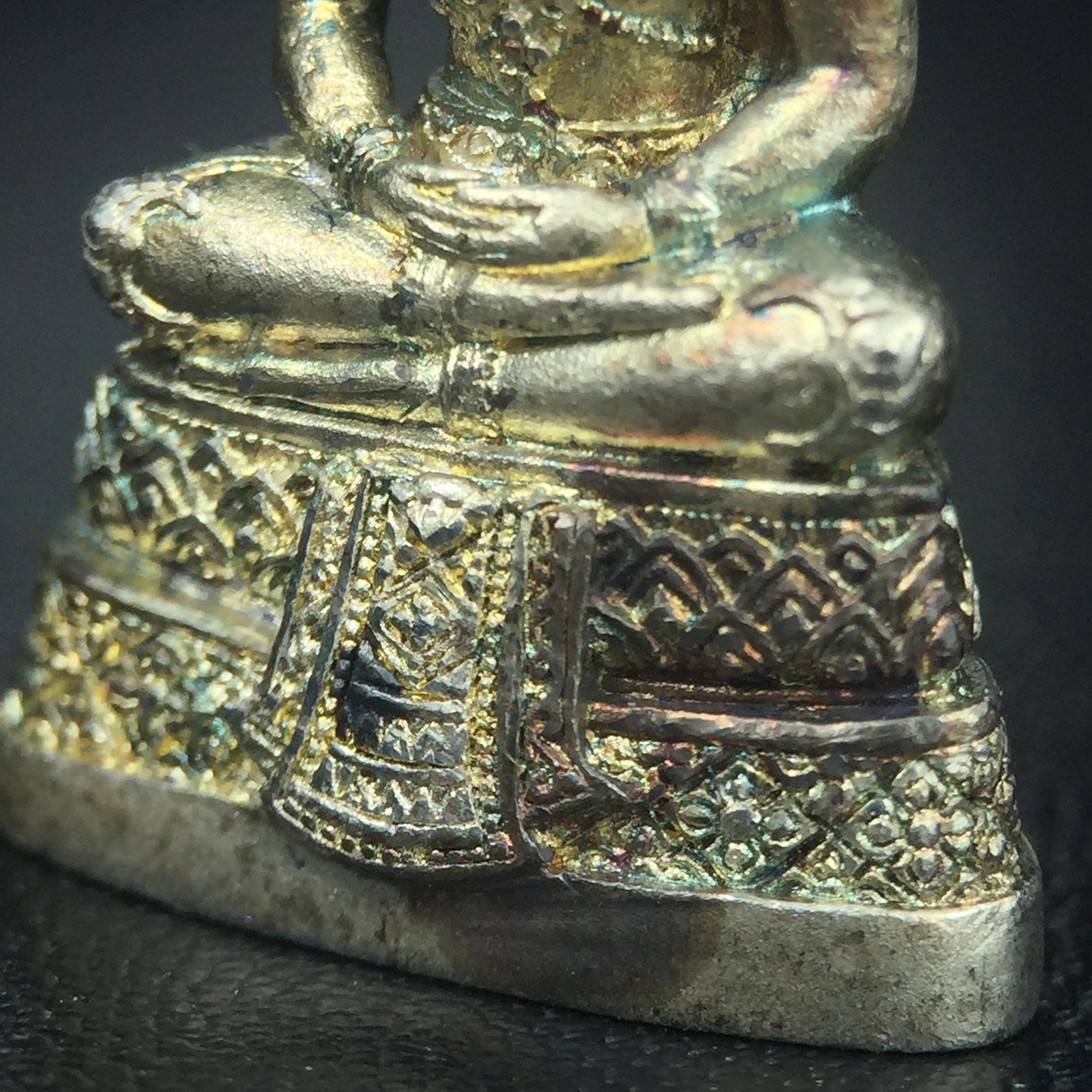 พระแก้วมรกต กรมสรรพสามิตจัดสร้างขึ้นเนื่องในโอกาสครบรอบ 64 ปีของกรมสรรพสามิต และเนื่องในวโรกาสที่พระบาทสมเด็จพระเจ้าอยู่หัวทรงครองราชย์ครบ50ปีเมื่อ พ.ศ.2539 เนื้อเงินทรายนวลขัดเงา(ผิวเดิมๆขึ้นสีรุ้งธรรมชาติสวย(สเน่ห์พระเนื้อเงินสีสันที่ธรรมชาติสรรค์สร้าง)