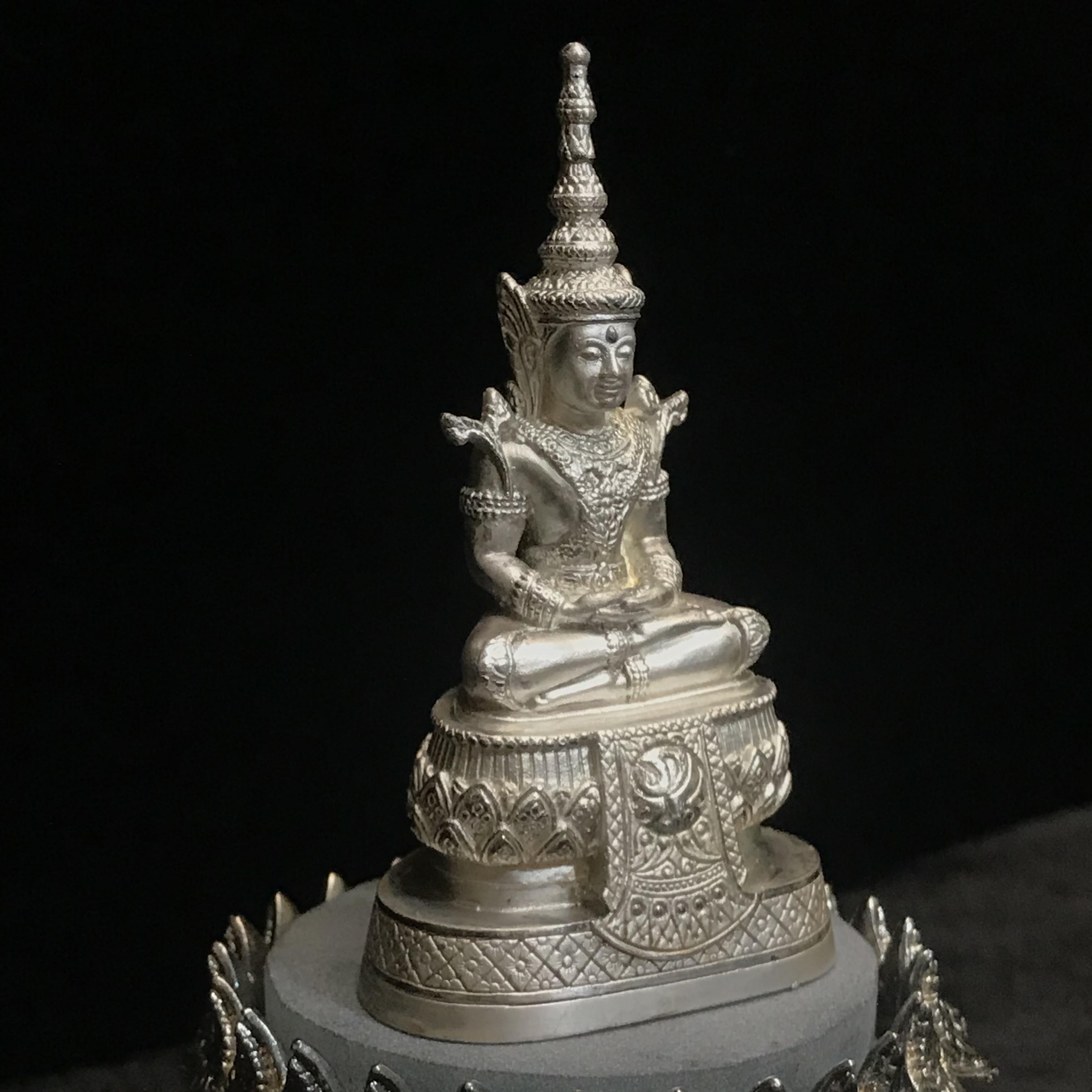 พระแก้วมรกต ภปร.(รุ่นแรก) ปี2545 รุ่นฉลองกรุงรัตนโกสินทร์ครบ 220 ปี หล่อลอยองค์ เนื้อเงิน ขนาดบูชา 50*90 มม. พร้อมฐานวางครอบแก้วเดิม(สวยงามและหายากมาก)