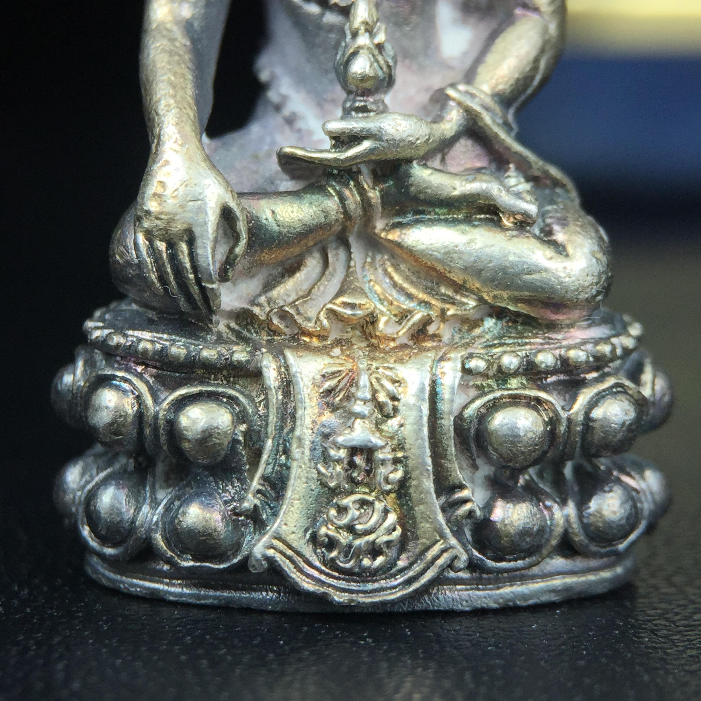 พระกริ่งศิรากาศ ภปร.(พระกริ่งคุ้มเกล้า)วัตถุมงคล"คุ้มเกล้าฯ" มูลนิธิ “คุ้มเกล้า” ในพระบรมราชูปถัมภ์ จัดสร้าง โรงพยาบาลภูมิพล เนื้อเงิน(พิมพ์หน้าไทย)(สภาพผิวเดิมขึ้นน้ำทองรุ้งๆทั่วองค์สวยมาก มาพร้อมกล่องบรรจุเดิมแบบนี้หายาก)(รัชกาลที่9เสด็จเททอง)