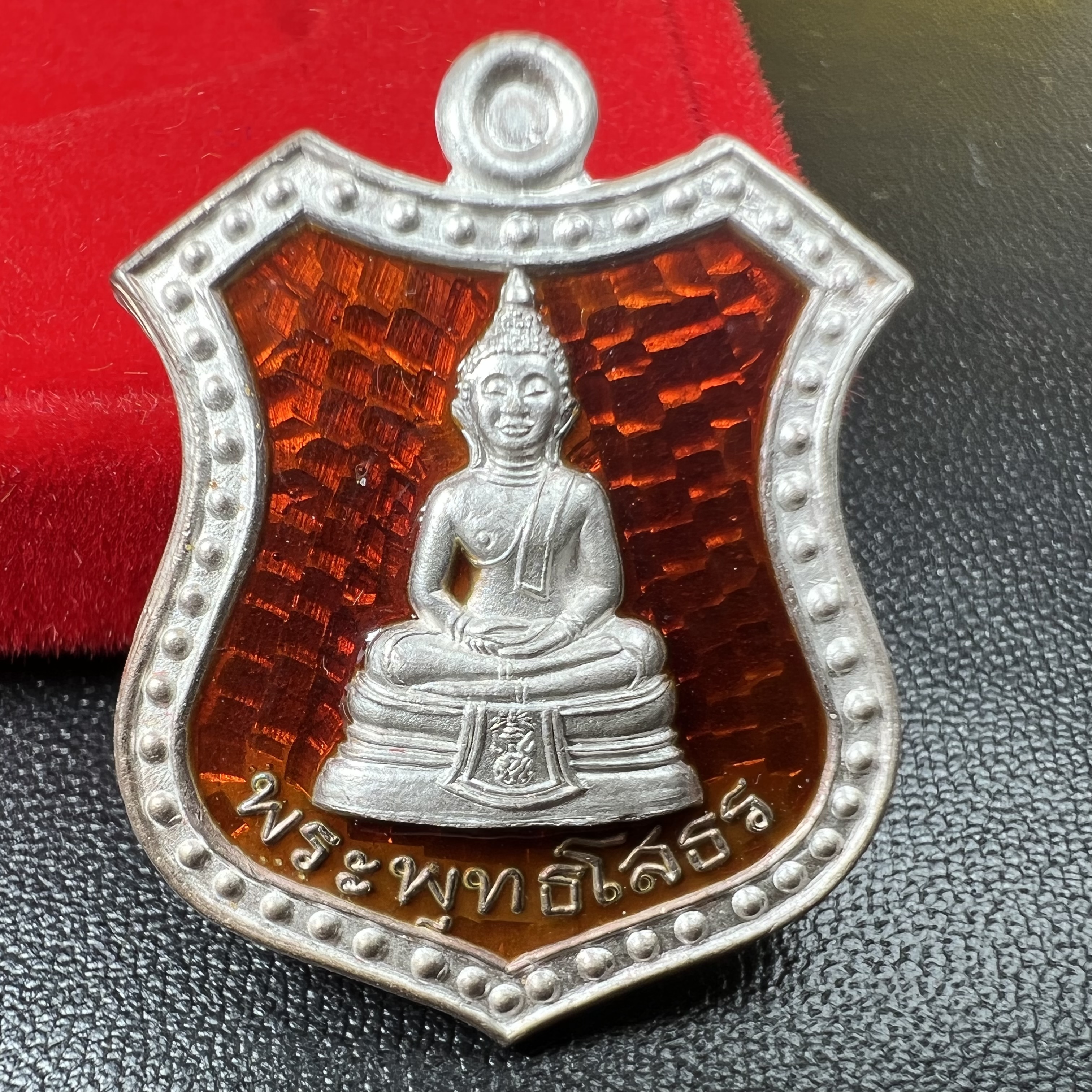 เหรียญหลวงพ่อโสธร ภปร. รุ่นกาญจนาภิเษก จัดสร้างในมงคลวโรกาสที่พระบาทสมเด็จพระเจ้าอยู่หัวรัชกาลที่9 เสด็จเถลิงถวัลย์สิริราชสมบัติ ครบ 50 ปี ในพุทธศักราช 2539 เนื้อเงินลงยา(สีแดง สีเหลือง สีน้ำเงิน สีเขียว)ครบชุดรวม 4 เหรียญ(พิธีใหญ่เข้มขลัง)1 ใน 9950 ชุด