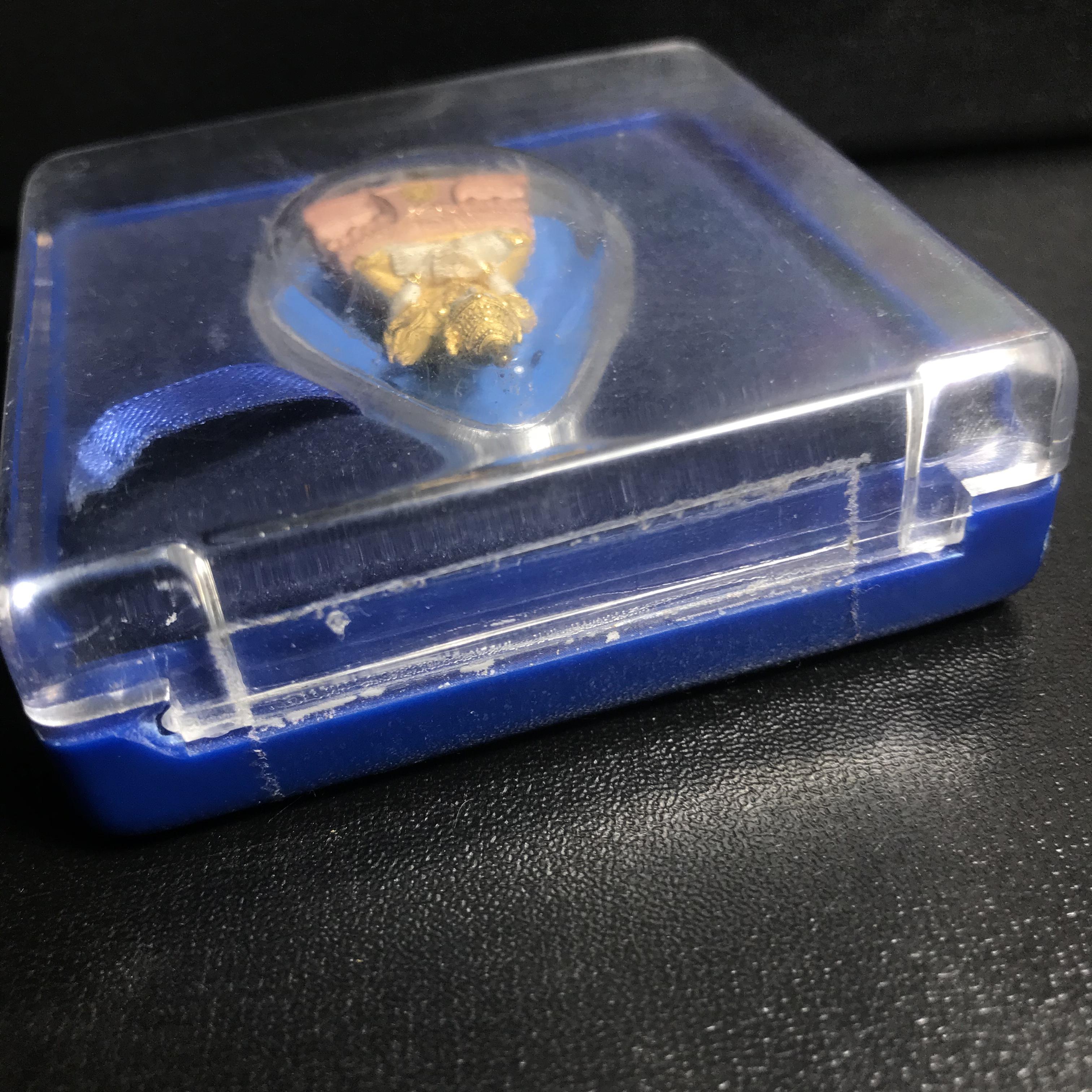 พระแก้วมรกต(จำลอง)ลอยองค์ ขนาดหน้าตัก 1/2 นิ้ว ทรงเครื่องฤดูร้อน เนื้อเงินสามกษัตริย์ ตราสัญลักษณ์ฉลองสิริราชสมบัติ ครบ 60 ปี พ.ศ.2549