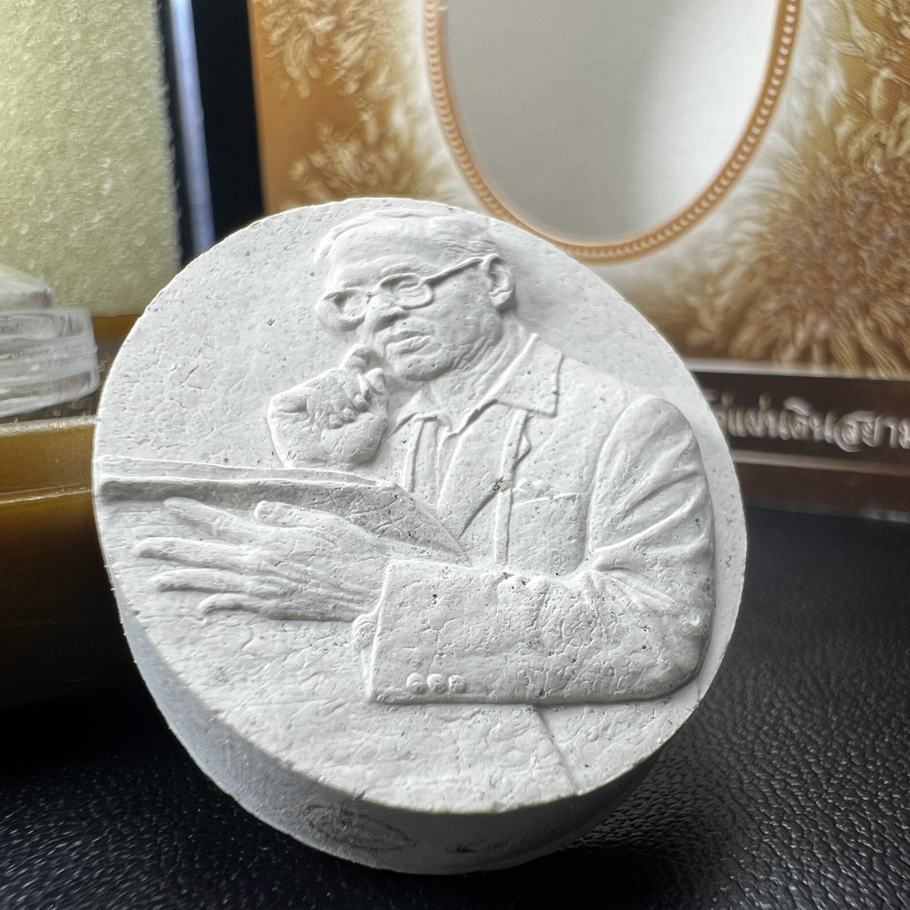 เหรียญรูปหล่อพระบาทสมเด็จพระเจ้าอยู่หัว ในหลวงทรงงาน “รุ่นเย็นศิระเพราะพระบริบาล 80พรรษา มหากษัตริย์คู่แผ่นดินสยาม” พ.ศ.2550 เนื้อผง พุทธคุณ (ผงจิตรลดาพระราชทาน) ด้านหลังสัญลักษณ์ 80 พรรษา เนื้อเงิน(ขนาด 27*35 มม.)พร้อมกล่องบรรจุเดิมครบ