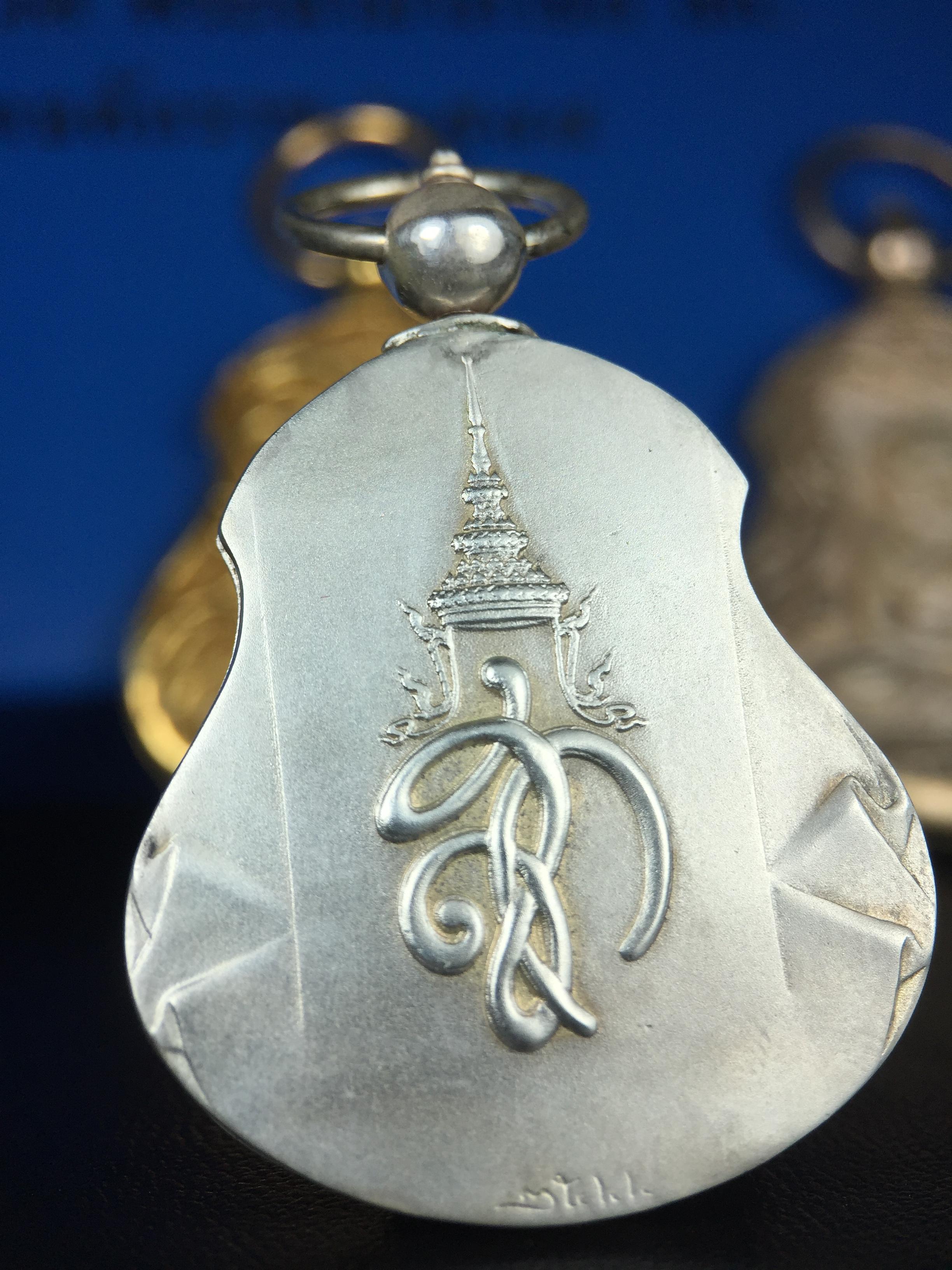 เหรียญหลวงปู่ทวด พระนามาภิไธย สก. แบบงานฉลุโบราณ(HAND MADE) ปี 2544 ชุดทองคำ(เนื้อทองคำ(15.16 กรัม)+เนื้อเงิน+เนื้อบรอนซ์)พิธีปลุกเสก ณ อุโบสถวัดช้างให้ และ พิธีมังคลาภิเษก ณ พระอุโบสถ วัดพระศรีรัตนศาสดาราม(วัดพระแก้ว) (1 ใน 500 ชุด)พบเจอน้อยหายากมาก