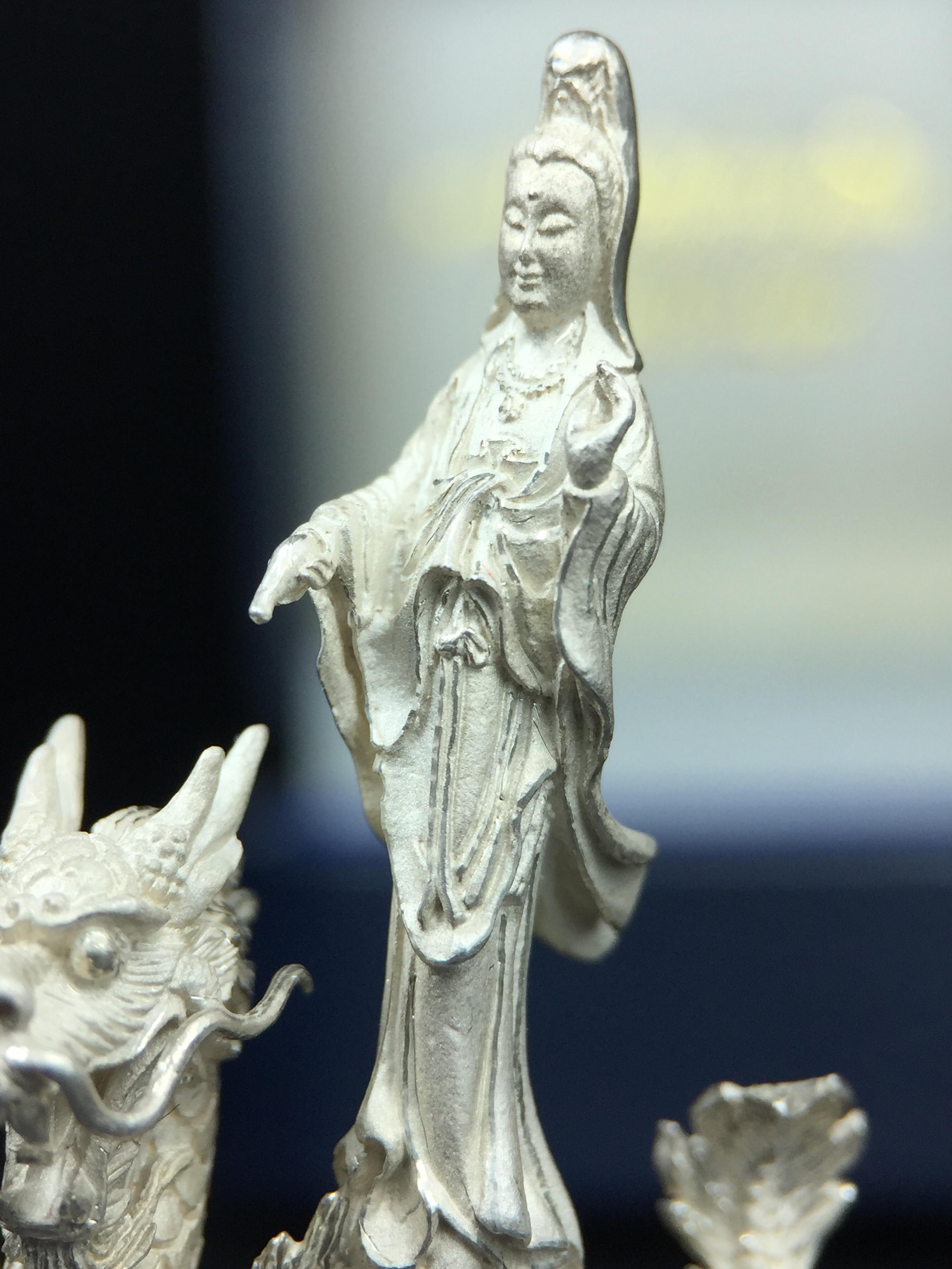 รูปหล่อลอยองค์พระโพธิสัตว์กวนอิม ทรงประทับมังกร จ.ระนอง เนื้อเงิน พิมพ์ใหญ่(สภาพผิว สวยงดงาม ทรงคุณค่า) เฉลิมฉลองในวโรกาสที่พระบาทสมเด็จพระเจ้าอยู่หัวทรงครองสิริราชสมบัติครบ 50 ปี จ.ระนอง พ.ศ.2539