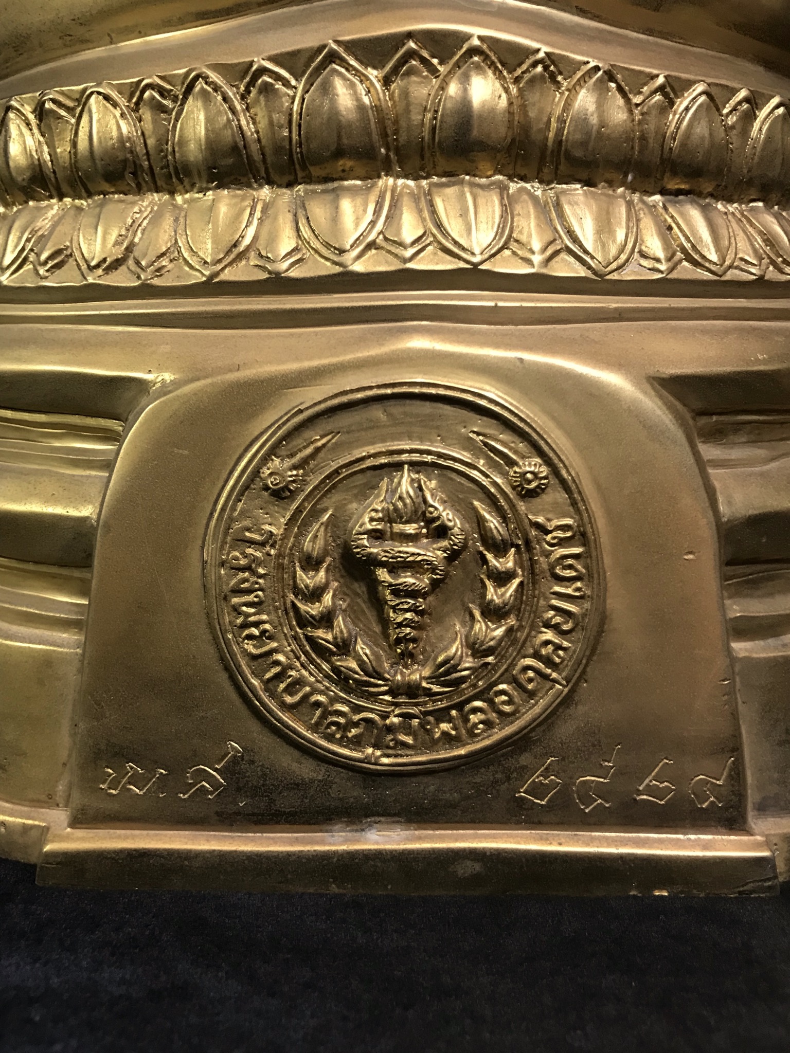 พระบูชาพระพุทธศิรมงคล ภปร. วัตถุมงคลคุ้มเกล้า ปี2524 ของมูลนิธิคุ้มเกล้า โรงพยาบาลภูมิพลจัดสร้าง ขนาดหน้าตัก 9 นิ้ว(ในหลวงทรงจุดไฟพระฤกษ์และเททอง)(พบเจอและหายากมาก)