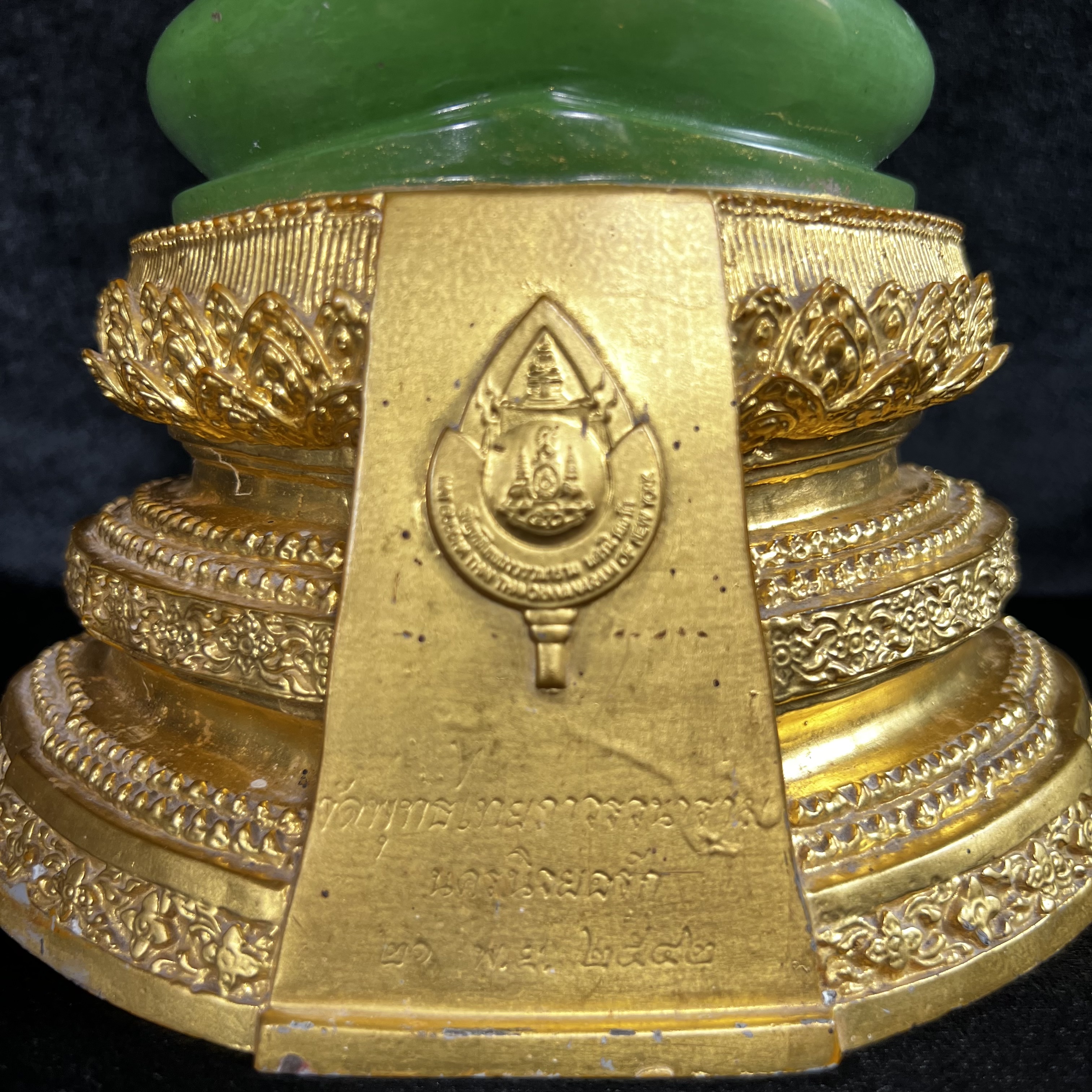 พระพุทธมหามณีรัตนปฏิมากร (จำลอง)พระแก้วมรกต วัดพุทธไทยถาวรวนาราม นครนิวยอร์ก ตรา ภปร. 6รอบ 72พรรษา ในหลวงรัชกาลที่9 ปี2542 ขนาดบูชาหน้าตัก 5นิ้ว หล่อเนื้อโลหะ(ในหลวงรัชกาลที่9 เสด็จเจิมพระสุหร่าย)(1ใน999องค์)