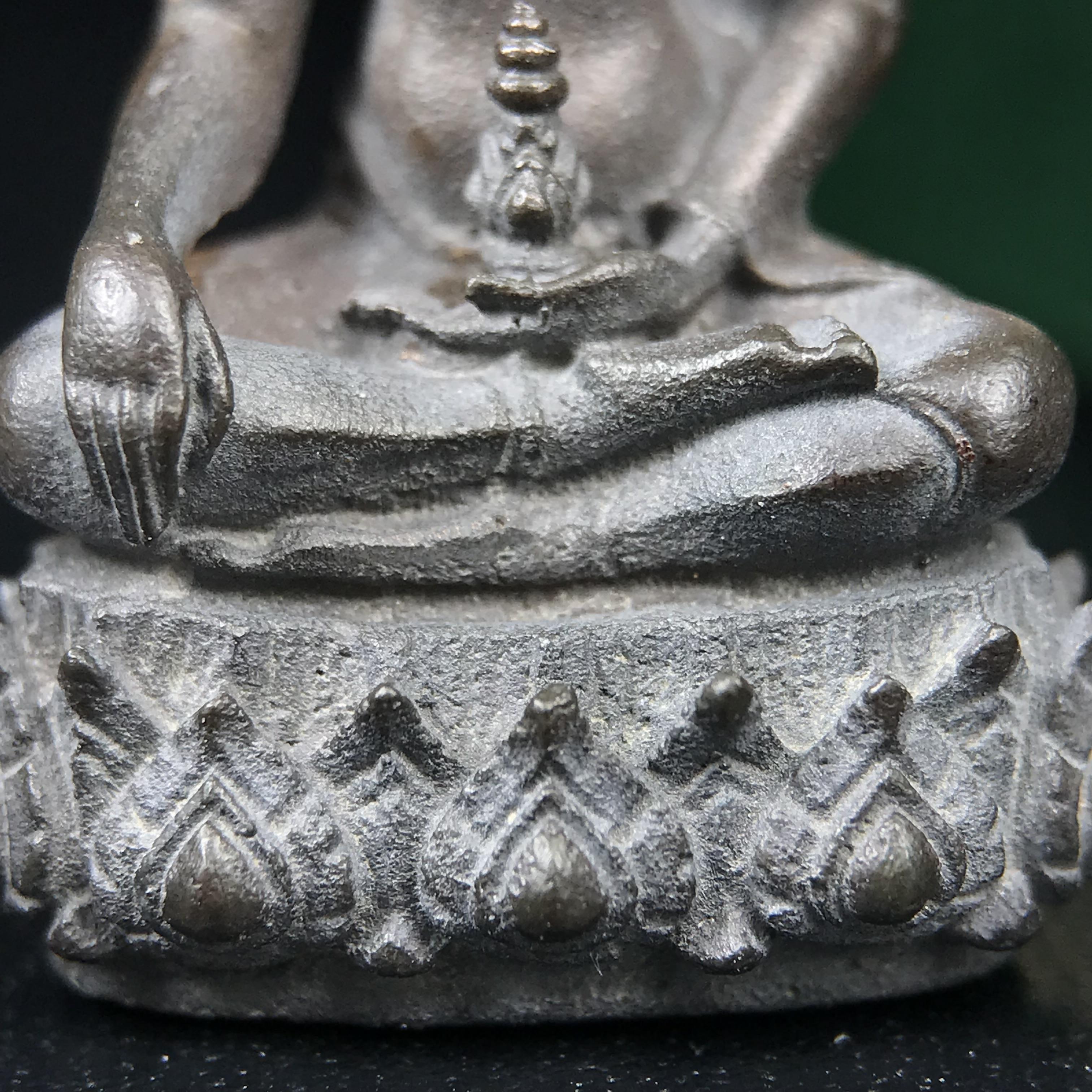 พระกริ่งวาสนา(รุ่นแรก) 80 พรรษา สมเด็จพระสังฆราช (วาสน์) วัดราชบพิธฯ ปี2521 เนื้อนวโลหะ(ตอกโค๊ตพระปิดตา) โดยมีหลวงปู่โต๊ะ วัดประดู่ฉิมพลีร่วมปลุกเสก พร้อมกล่องบรรจุเดิม(รุ่นแรก คอตั้งตรงได้สัดส่วน หายาก)