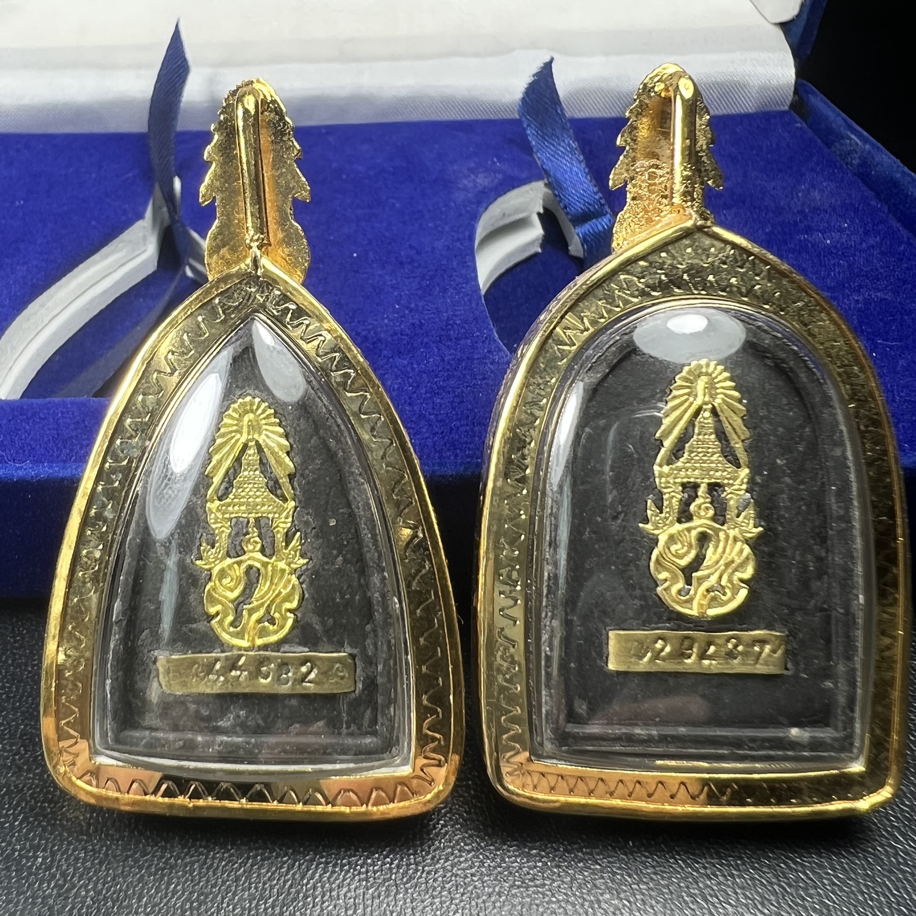 พระคู่ชุดของขวัญ พระหลวงปู่ทวด ภปร.ปี2547 ทรงกลีบบัวและกลีบขนุน(พิมพ์เตารีดและพิมพ์พระรอด)(ชนวนเก่า)เนื้อว่านด้านหลังมี ภปร. เป็นโลหะผสมสูง 3.3ซม.พิธีใหญ่ มวลสารดี ปลุกเสกวัดพระแก้ว(พร้อมกล่องบรรจุเดิม งานเลี่ยมกรอบเดิมจากผู้จัดสร้างห่อหุ้มด้วยทองนพเกล้า)